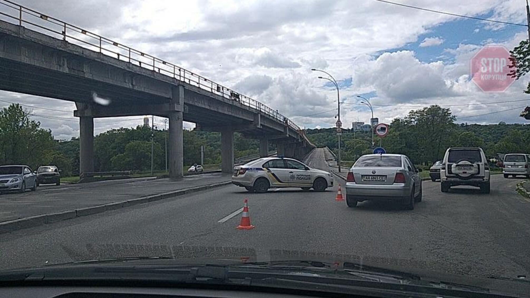 У столиці чоловік погрожує підірвати міст Метро