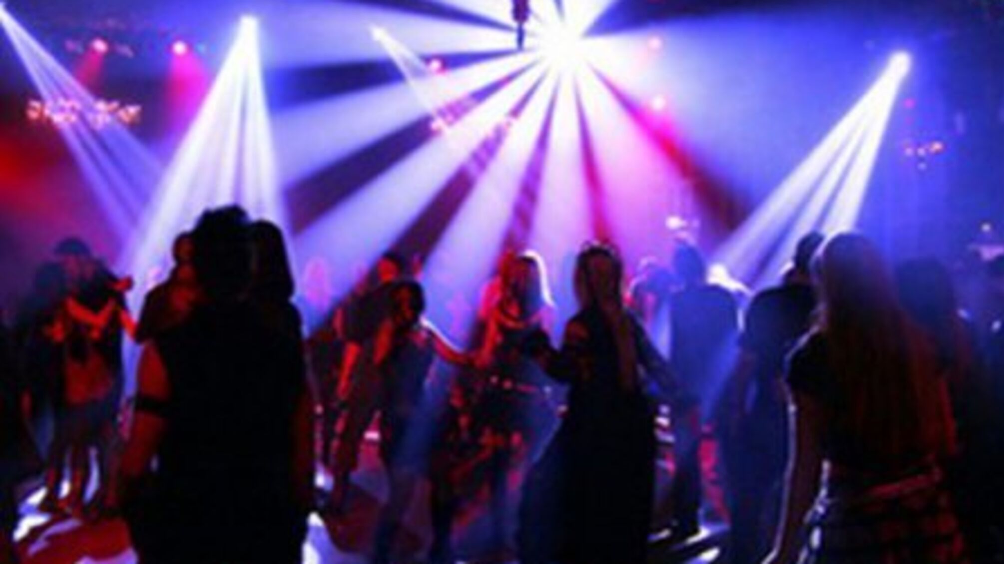 В Одесі і Києві відкрили нічні клуби в які під час карантину прийшли сотні людей