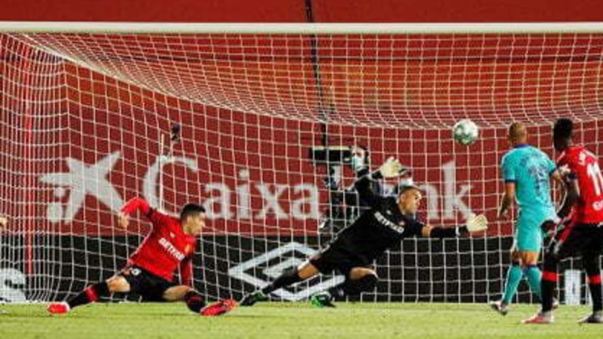 "Барселона" розгромила "Мальорку" в першому матчі після карантину