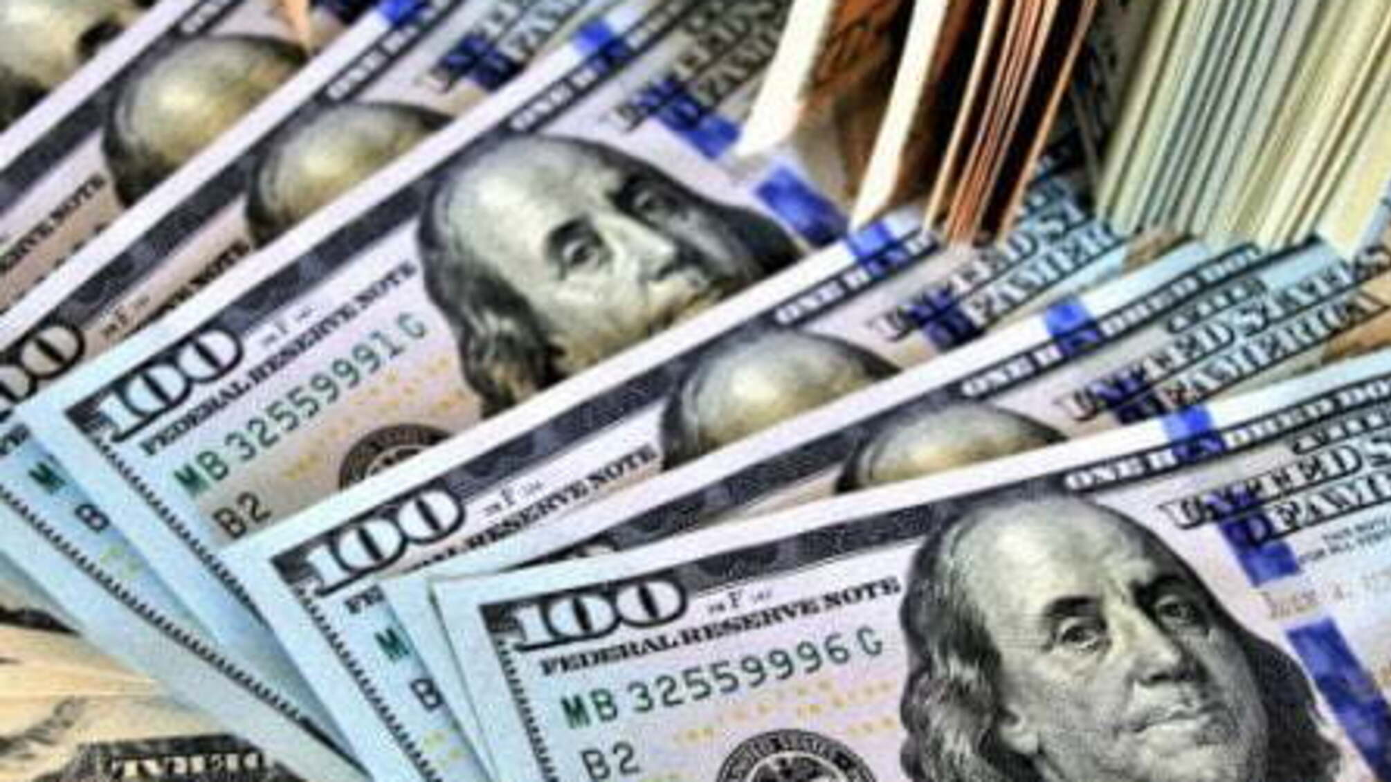 Долар подешевшав після довгих вихідних