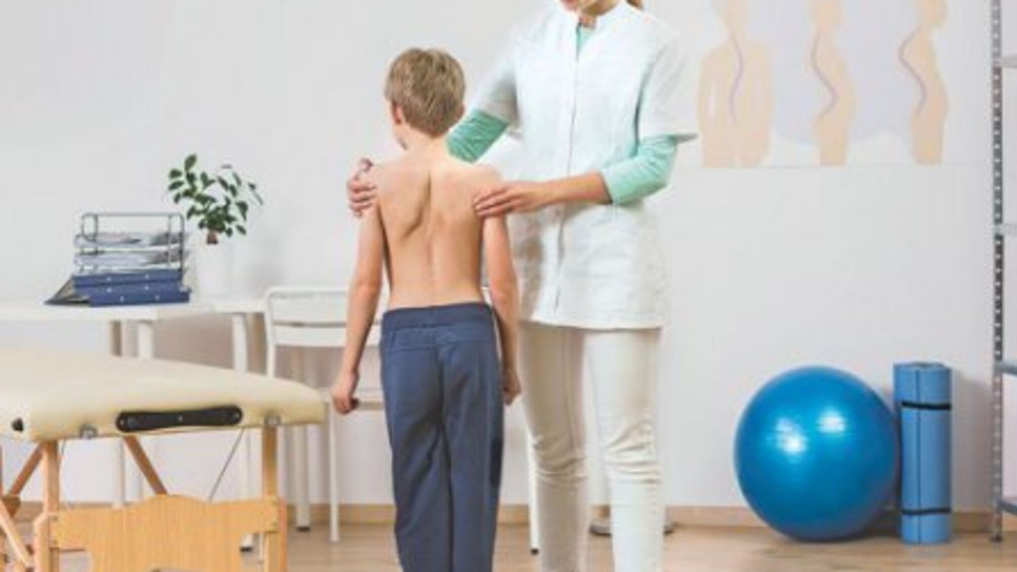 Назвали тривожний вік для викривлення спини в дітей