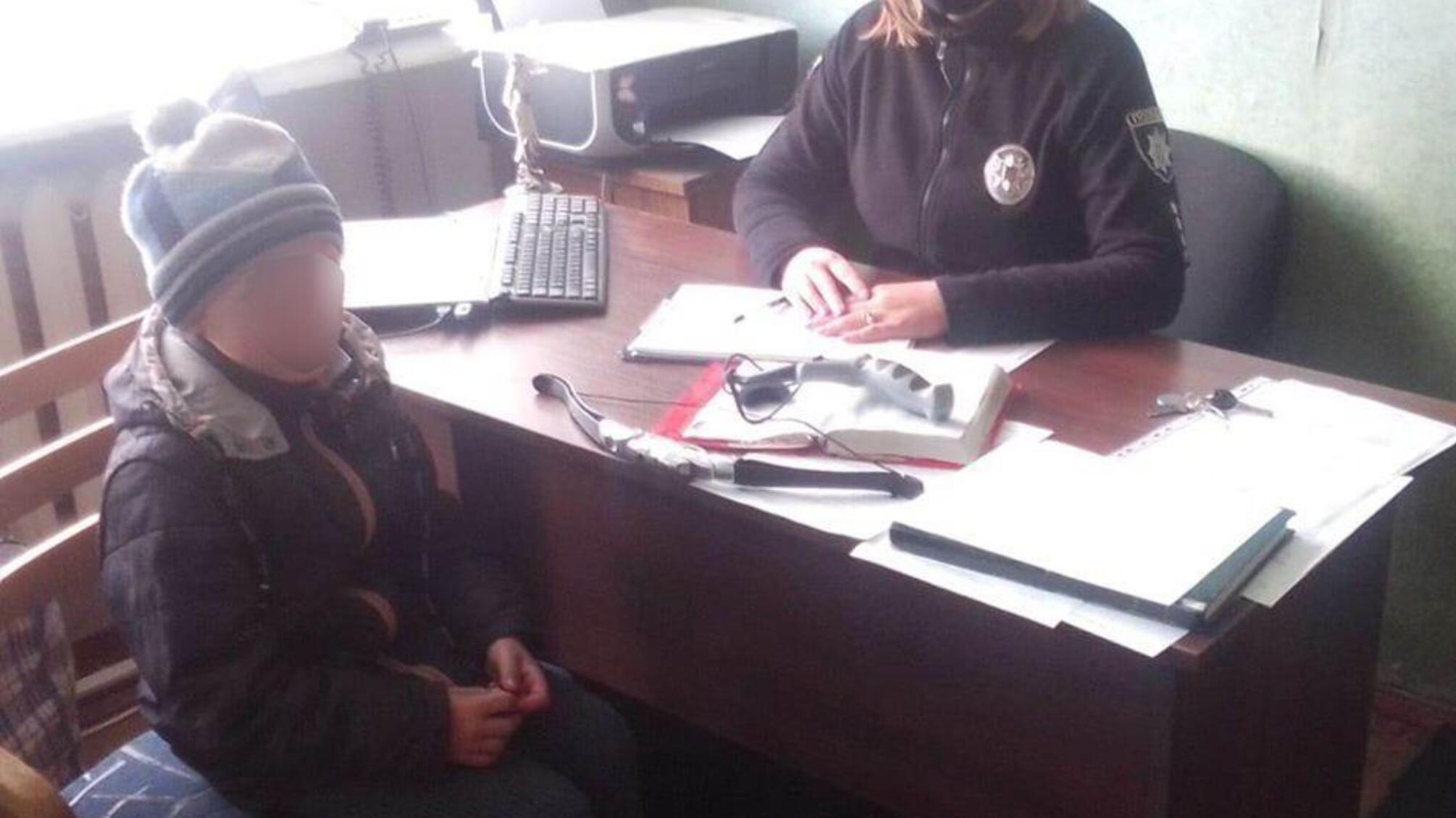 На Вінниччині поліцейські повернули батькам 9-річного хлопчика, який з села вирушив пішки до Гайсина