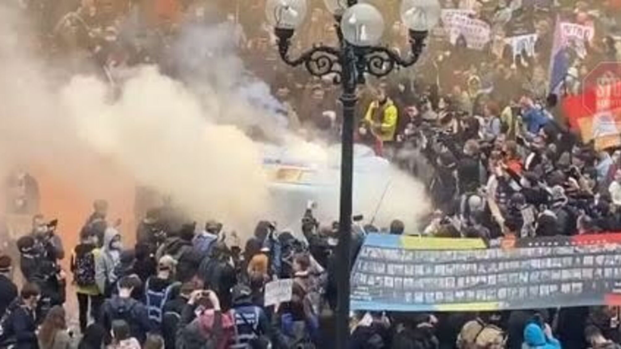 Під Радою спалили поліцейське авто (відео)