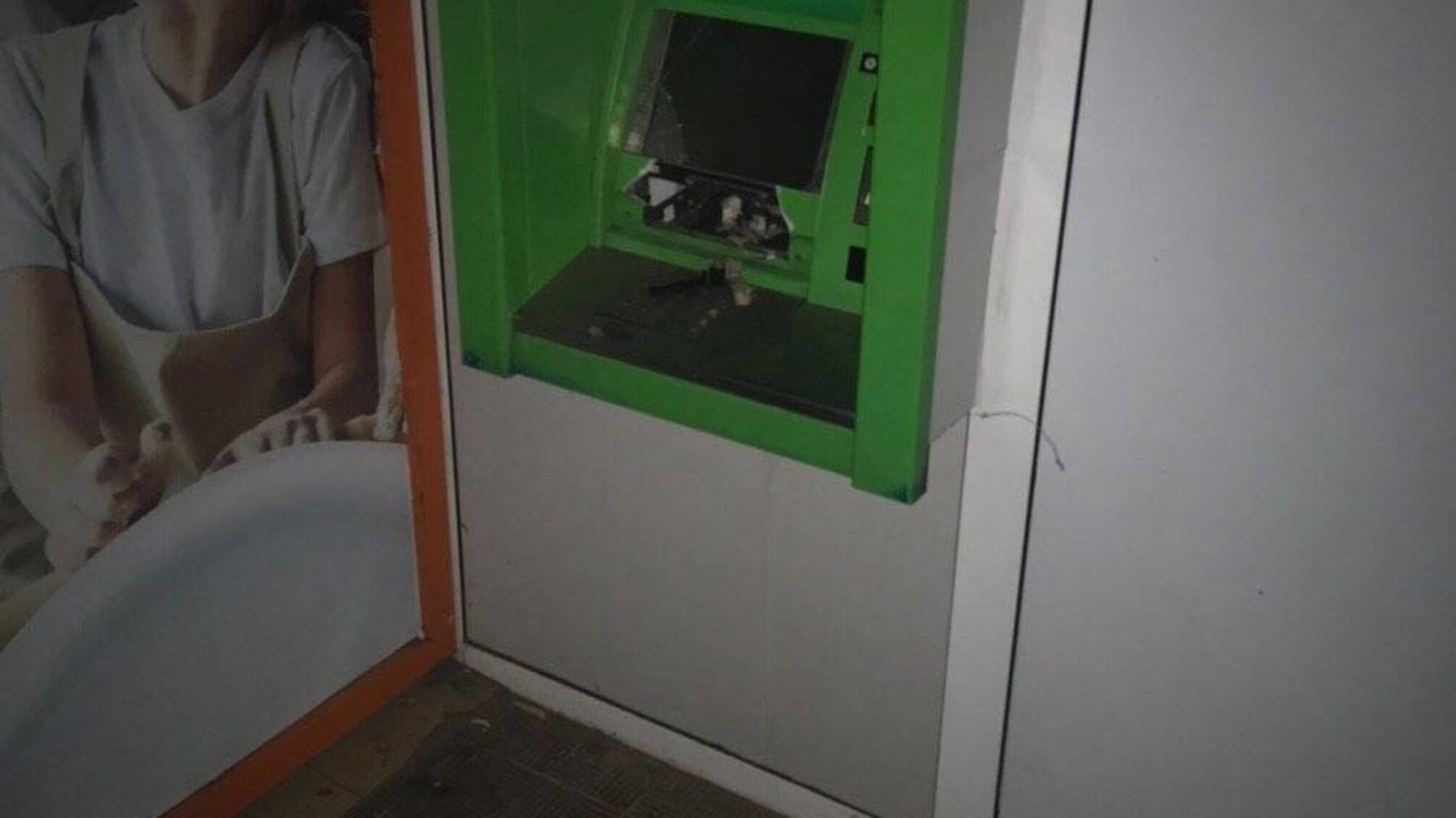 У Харкові невідомі підірвали банкомат, але гроші дістати не змогли (фото)