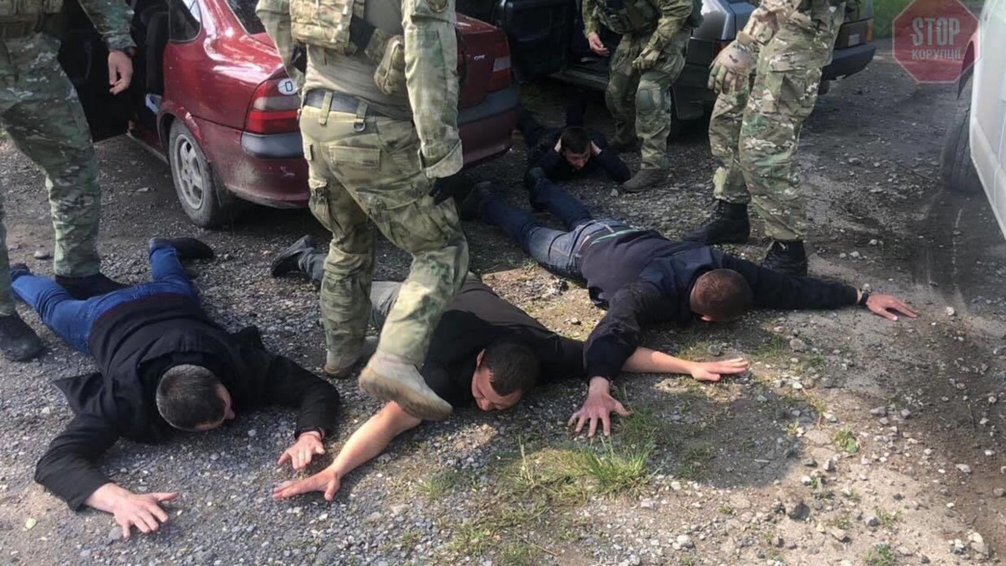 Поліцейські Дніпропетровщини примушували людей робити злочини та катували їх (фото)