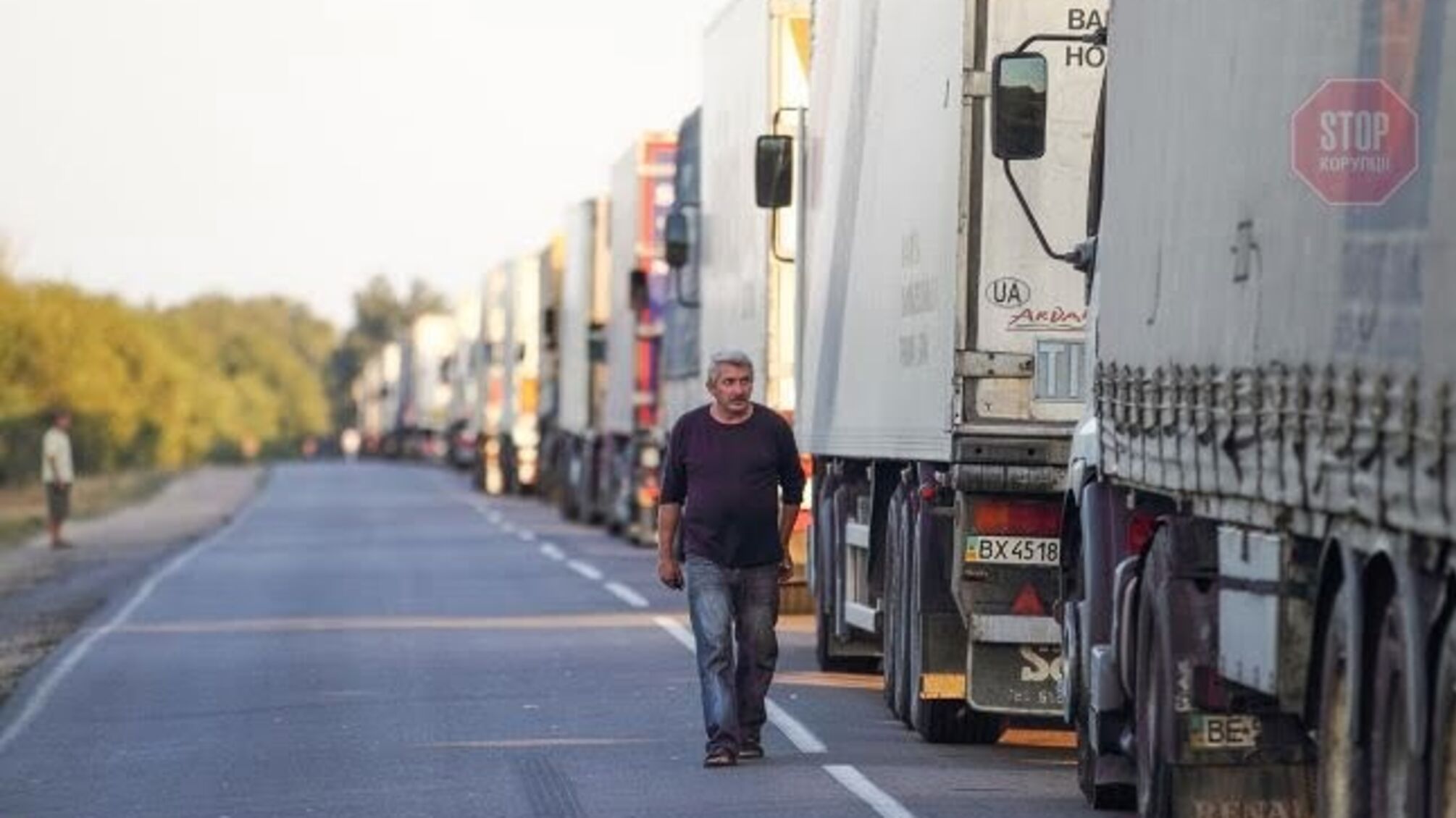 На кордоні з Угорщиною величезні автомобільні черги (відео)