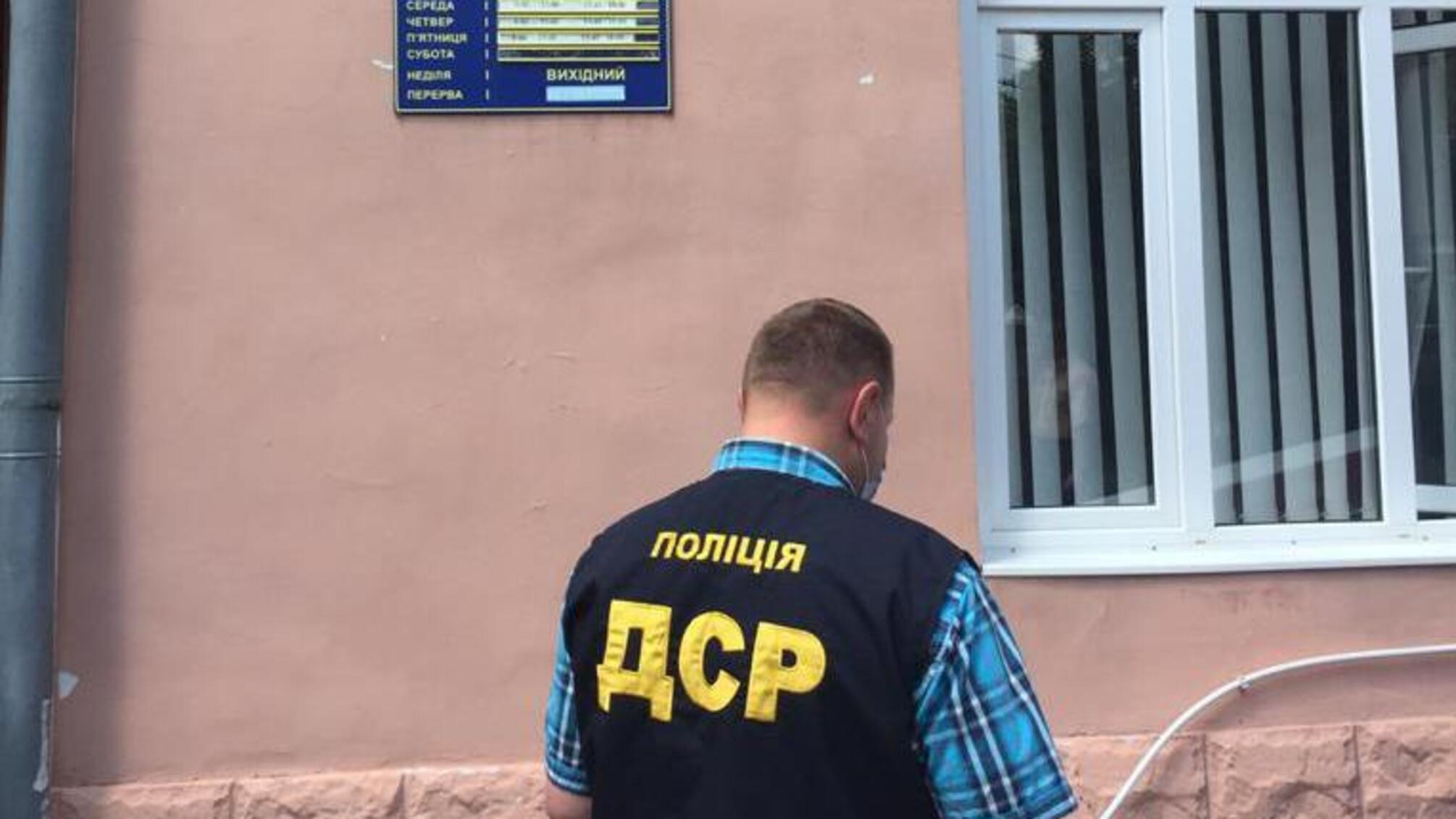 На Буковині викрито службовця управління державної міграційної служби за вимагання 2000 доларів США хабара
