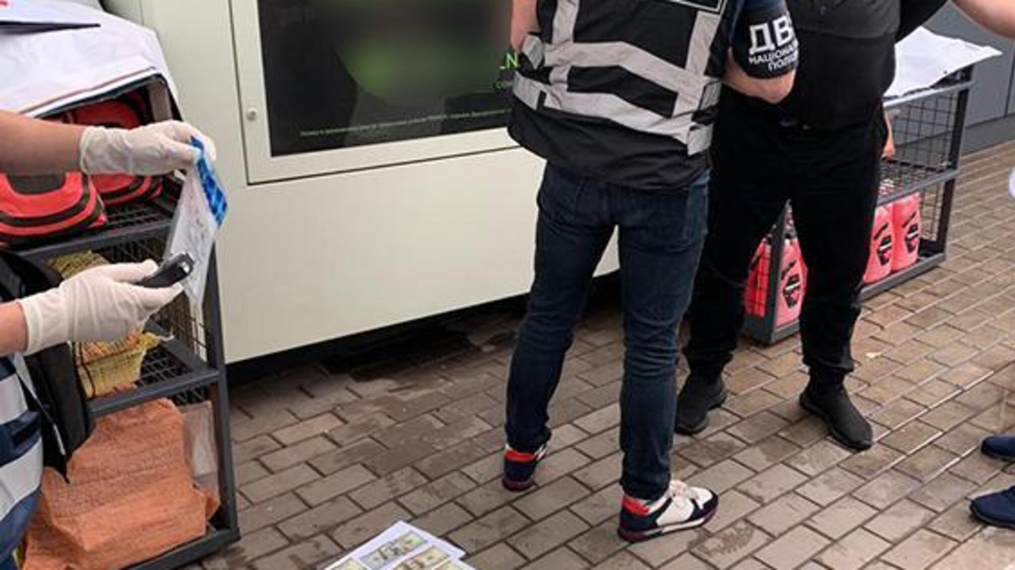 На Дніпропетровщині внутрішня безпека поліції викрила правоохоронця на зловживанні впливом