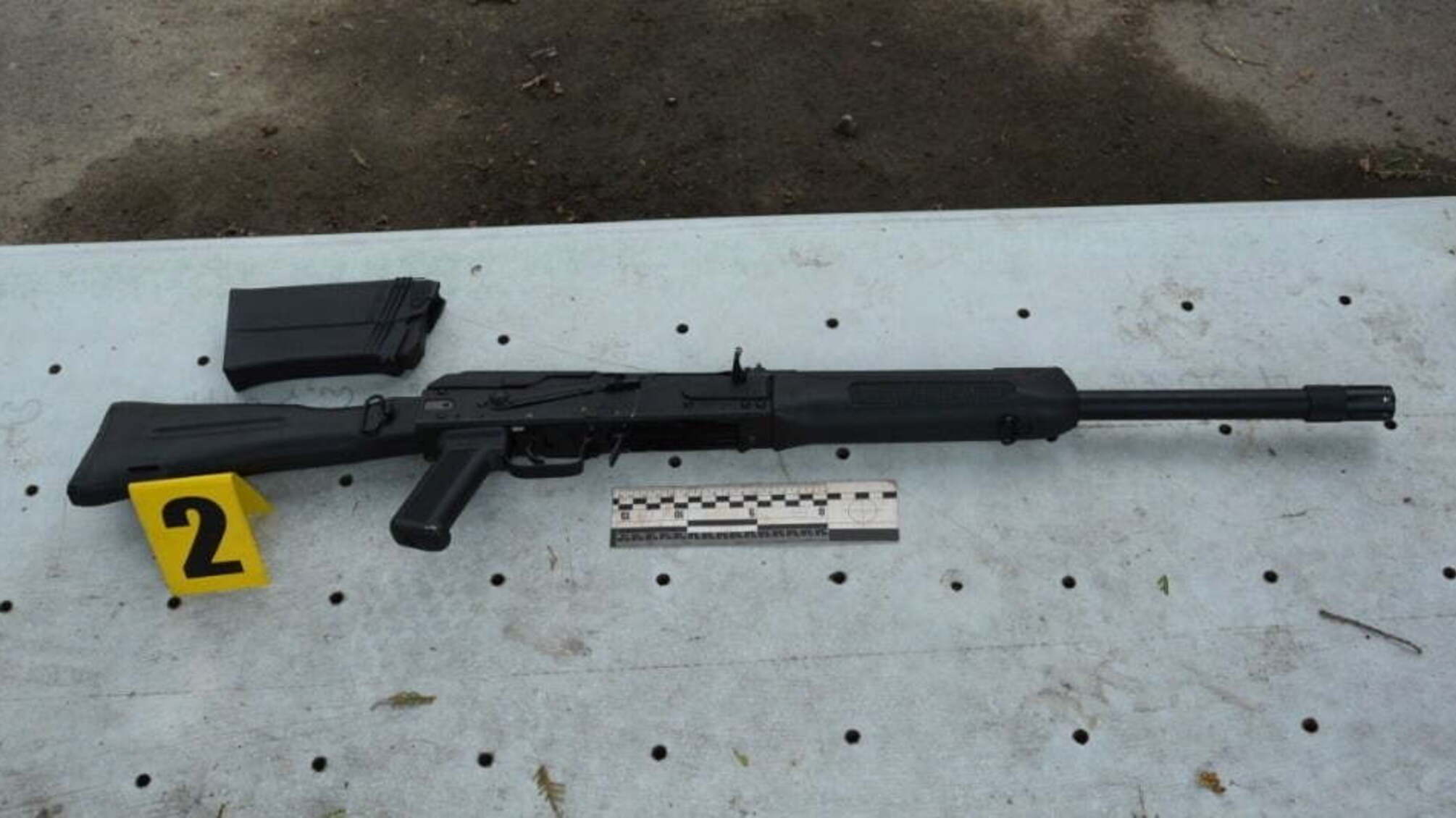 На Львівщині чоловік стріляв зі зброї посеред вулиці (фото)