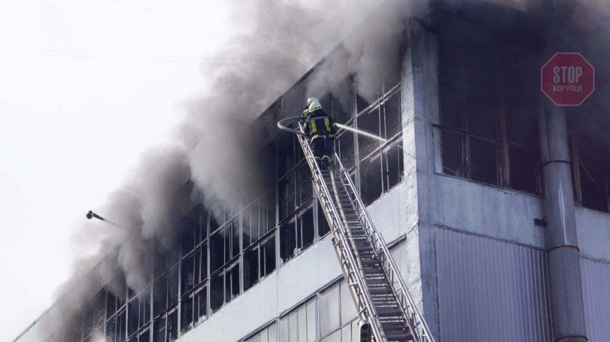 У Запоріжжі сталася пожежа на взуттєвій фабриці (фото)