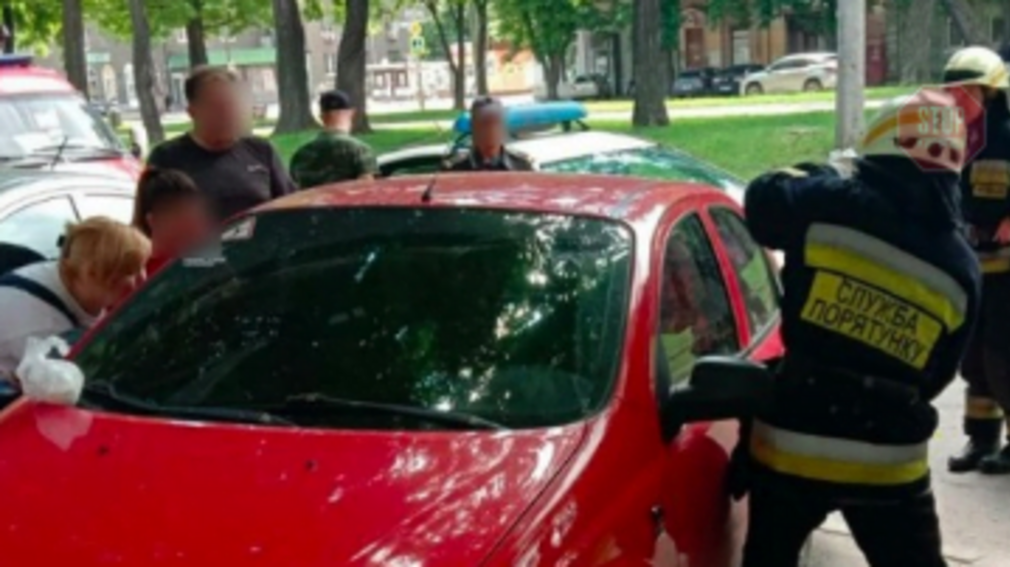 У Дніпрі співробітники ДСНС врятували немовля, яке опинилося зачиненим в автомобілі (фото)