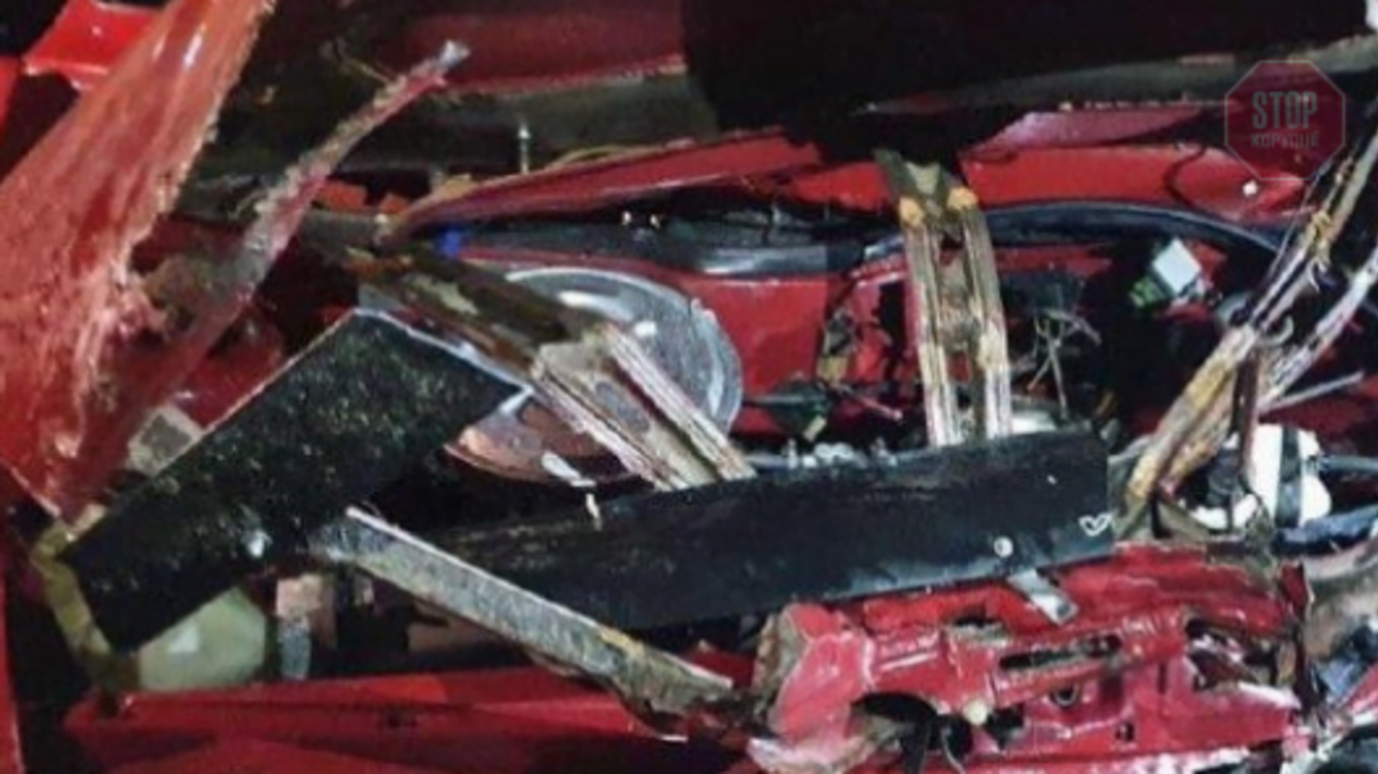 Купа металобрухту: на Львівщині автомобіль потрапив у ДТП (фото)