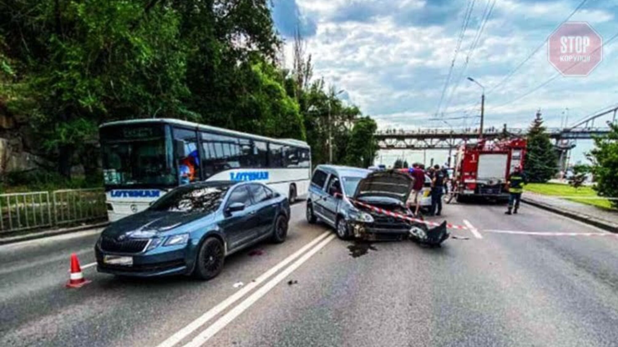 У Дніпрі сталася потрійна ДТП, є постраждалі (фото)