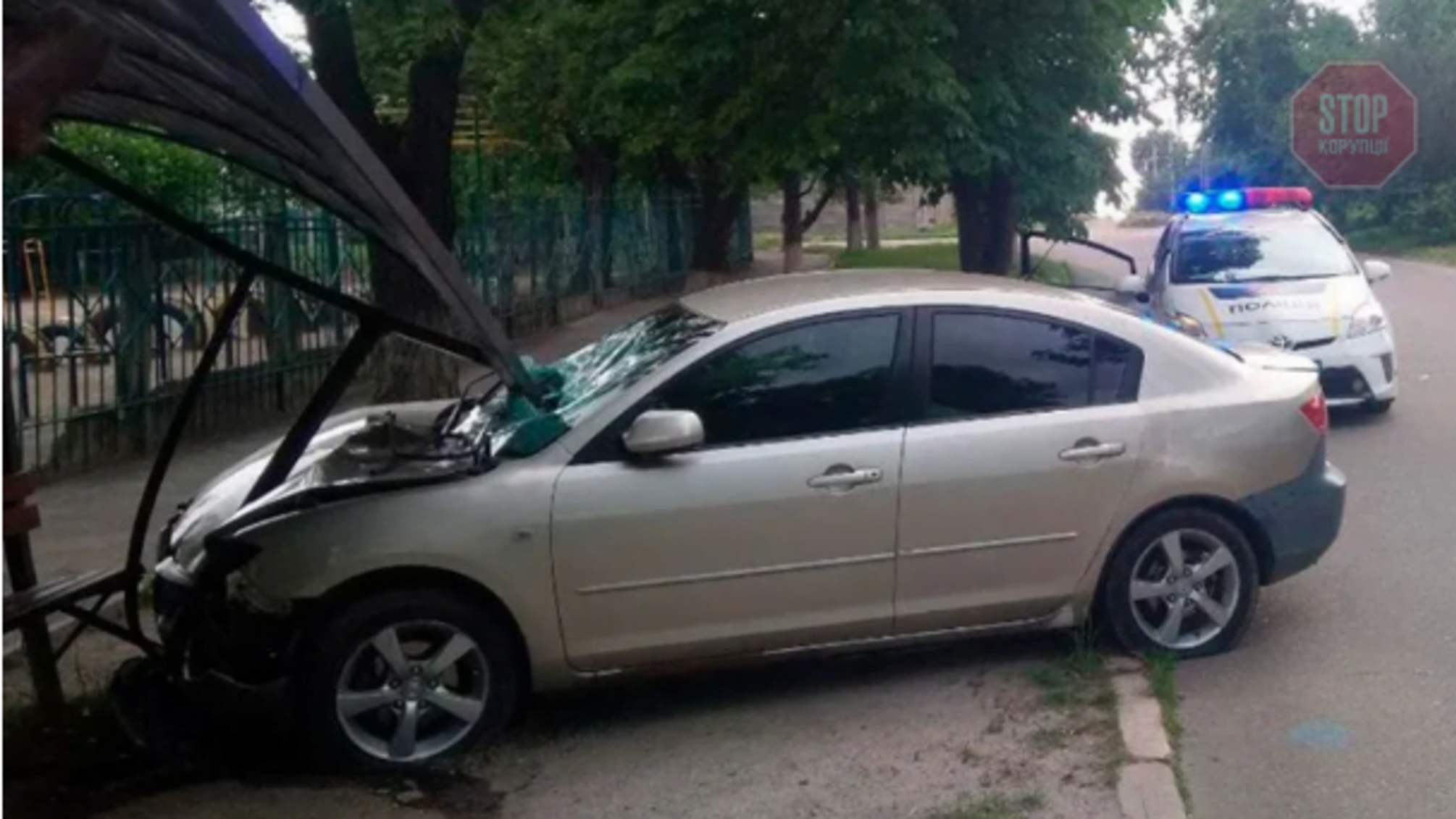 У Кропивницькому іномарка протаранила зупинку (фото)