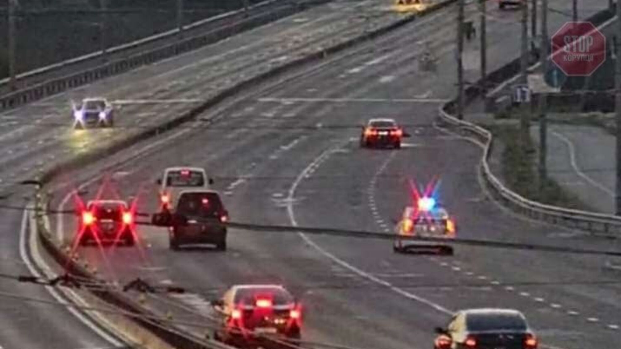 У Києві водій позашляховика протаранив відбійник, а потім авто правоохоронців (відео)