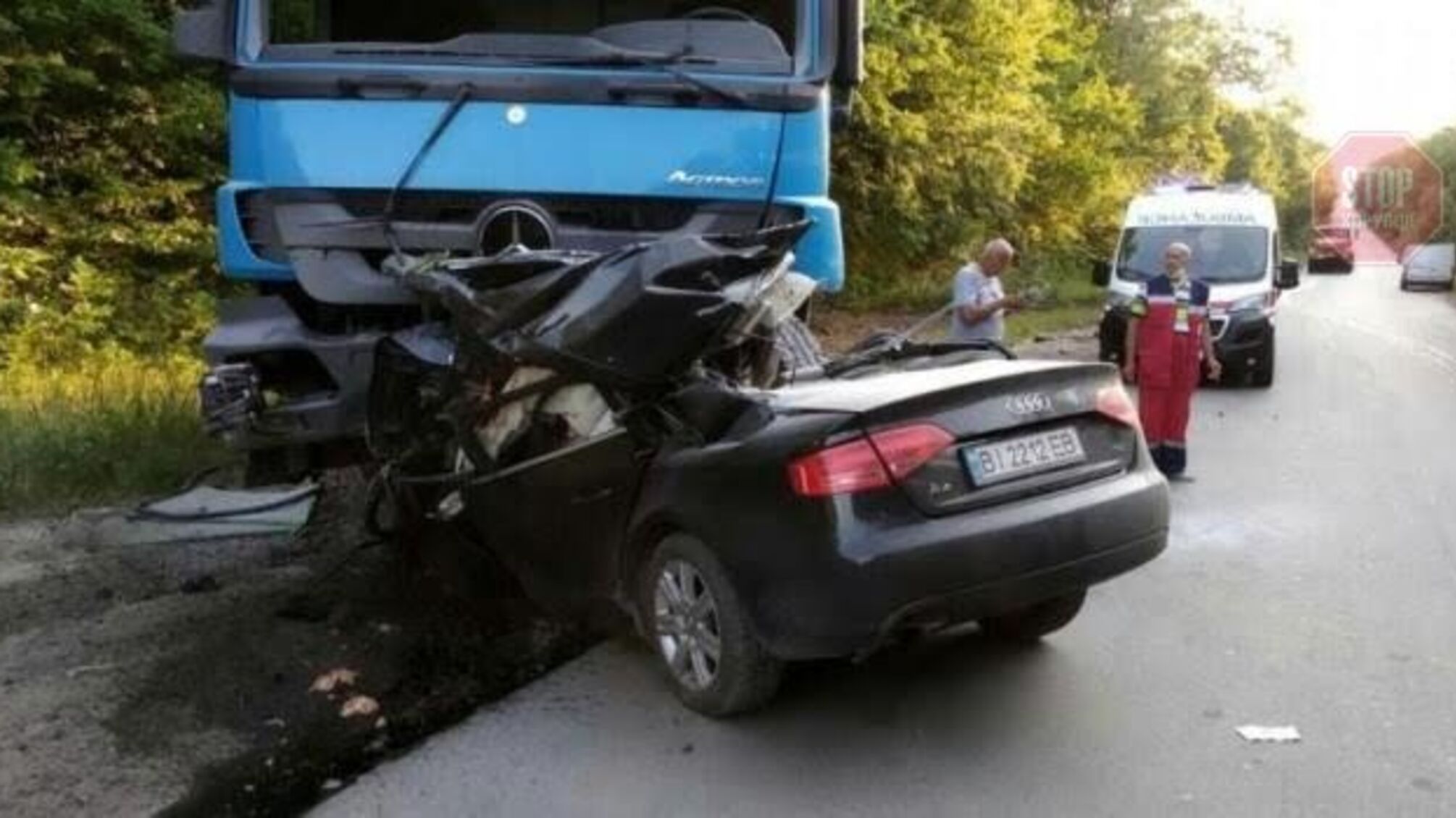 На Полтавщині фура розчавила іномарку, є загиблий (фото)
