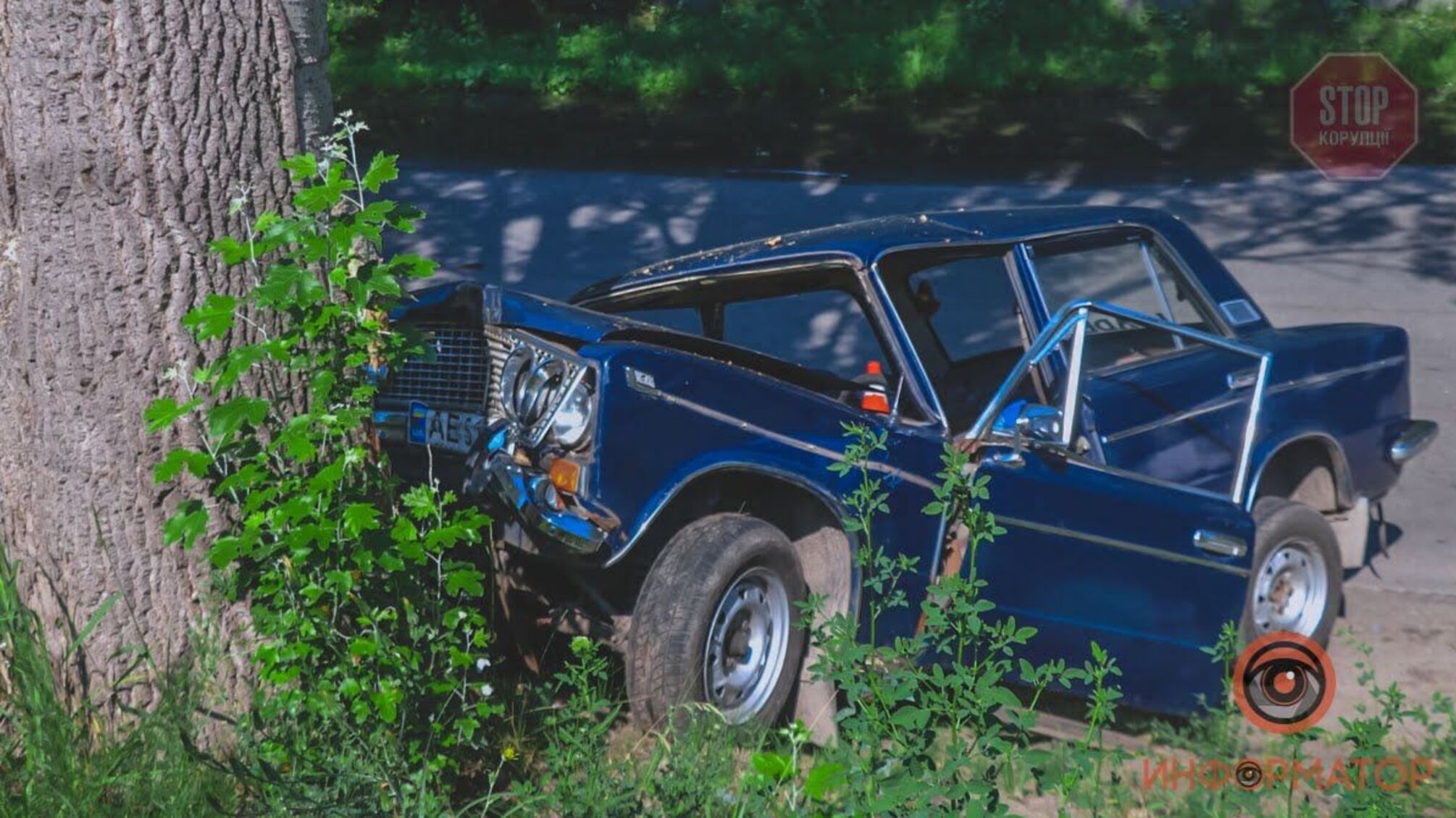 Підрізав маршрутку і влетів у дерево: у Дніпрі ДТП з постраждалими (фото)