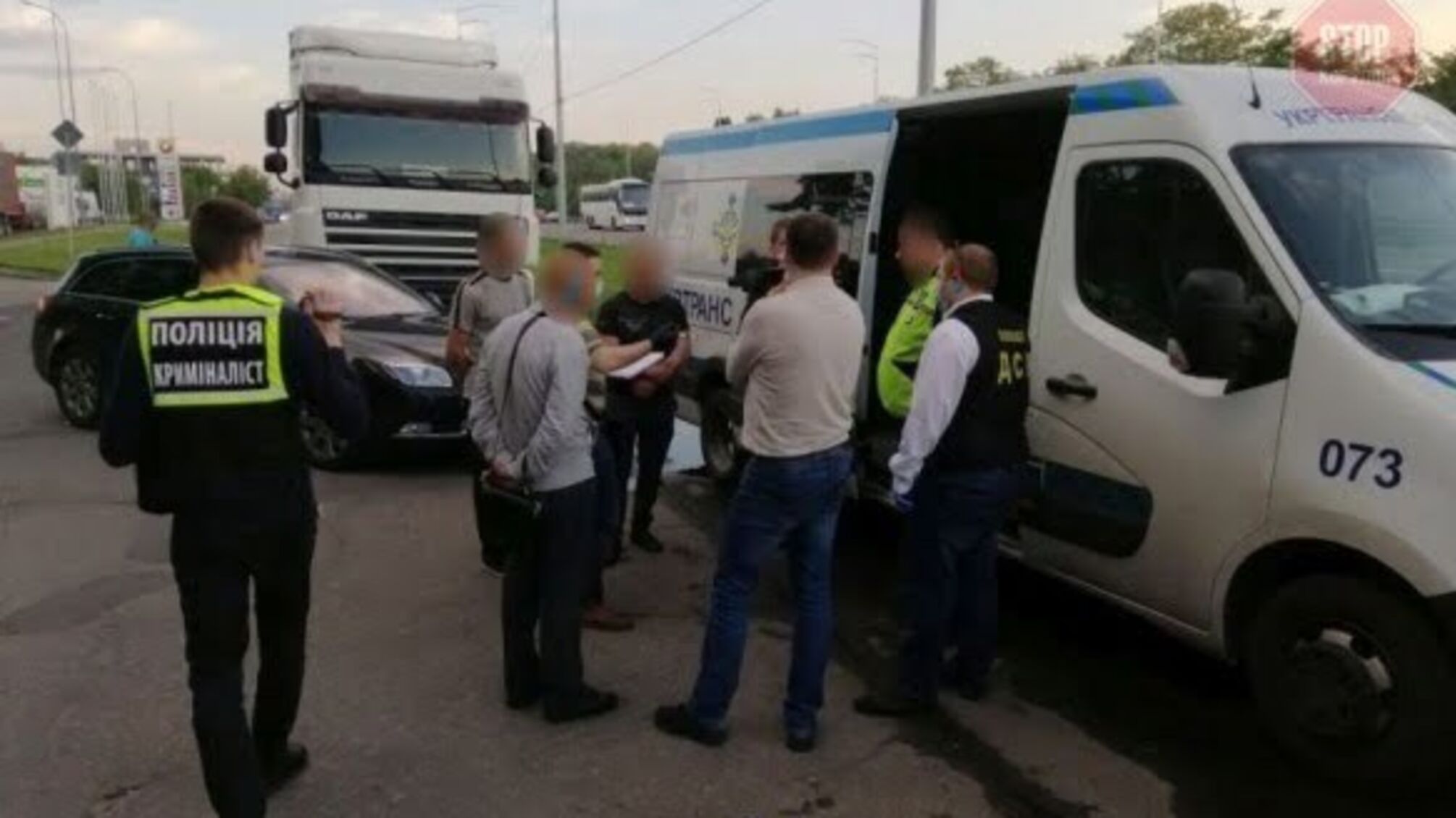 У Вінницькій області затримали співробітників Укртрансбезпеки за хабар від перевізників (фото)