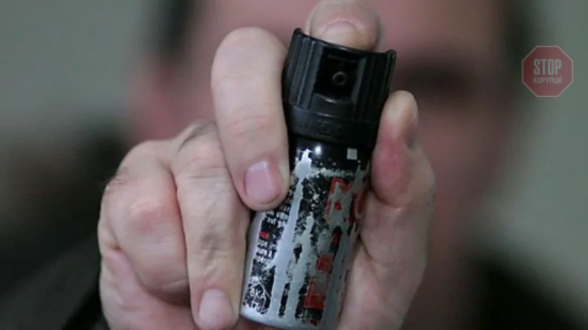 Розпилив газ в обличчя та побив: на Донеччині поліцейський пограбував чоловіка