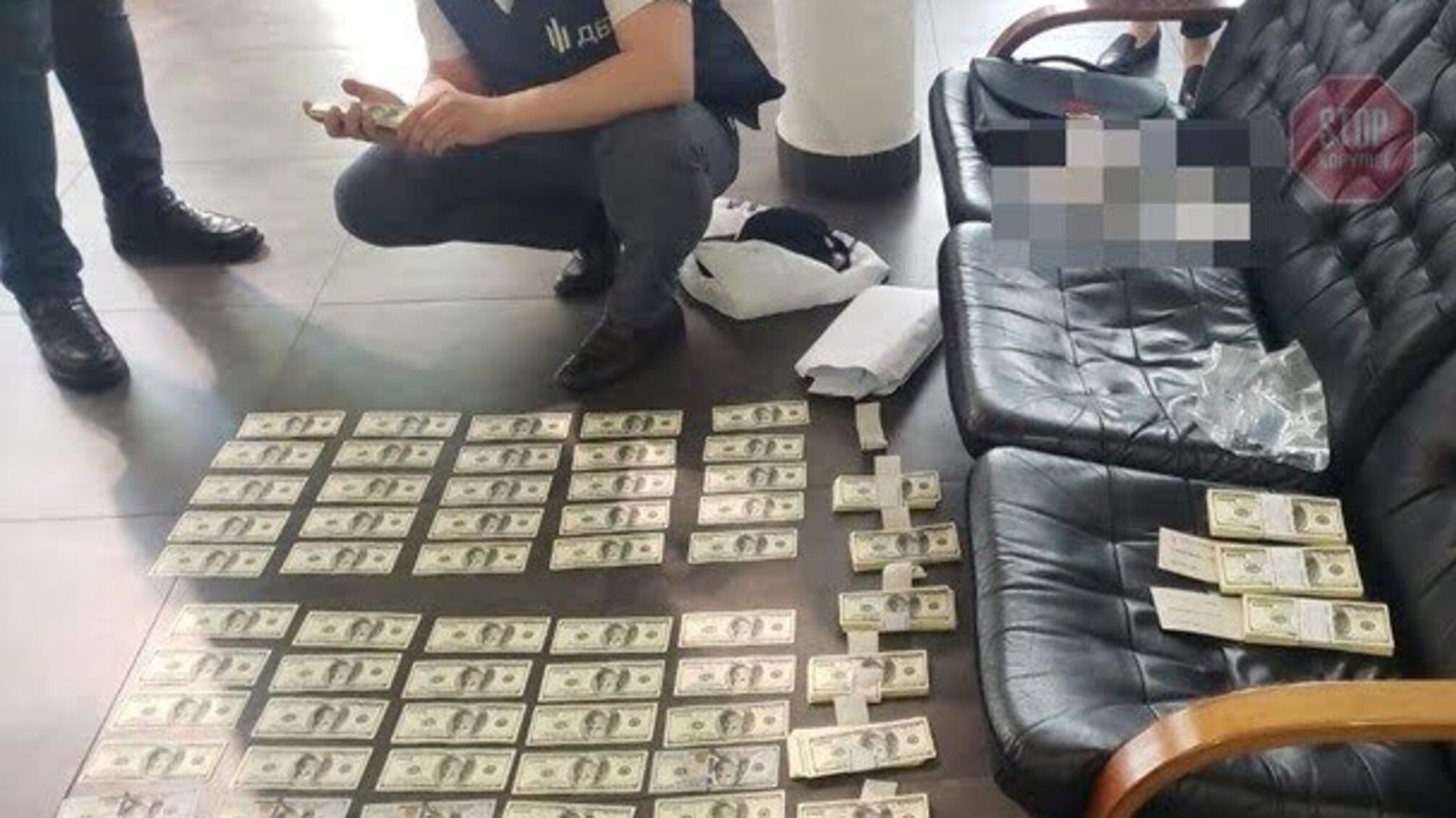 100 тисяч доларів: у Києві на хабарі затримали прокурора (фото)
