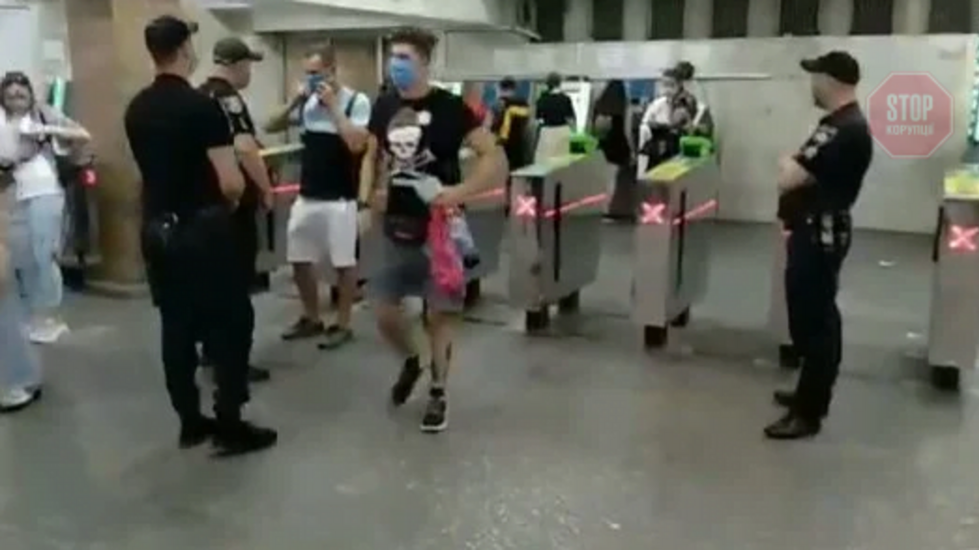 Масковий режим: у харківському метро поліція ловить порушників карантину