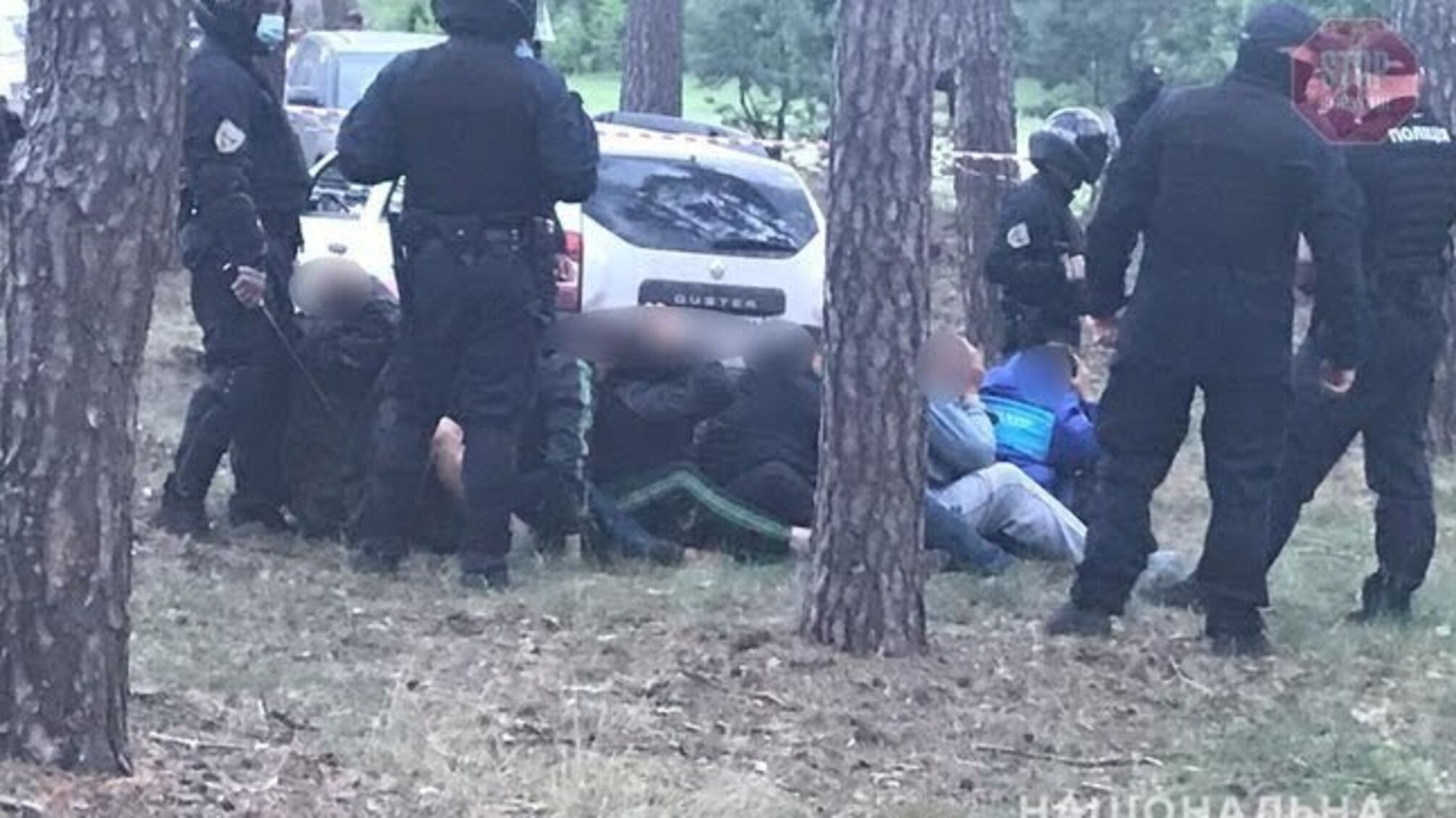 На Харківщині чоловіки напали зі зброєю на поліцейських (фото)