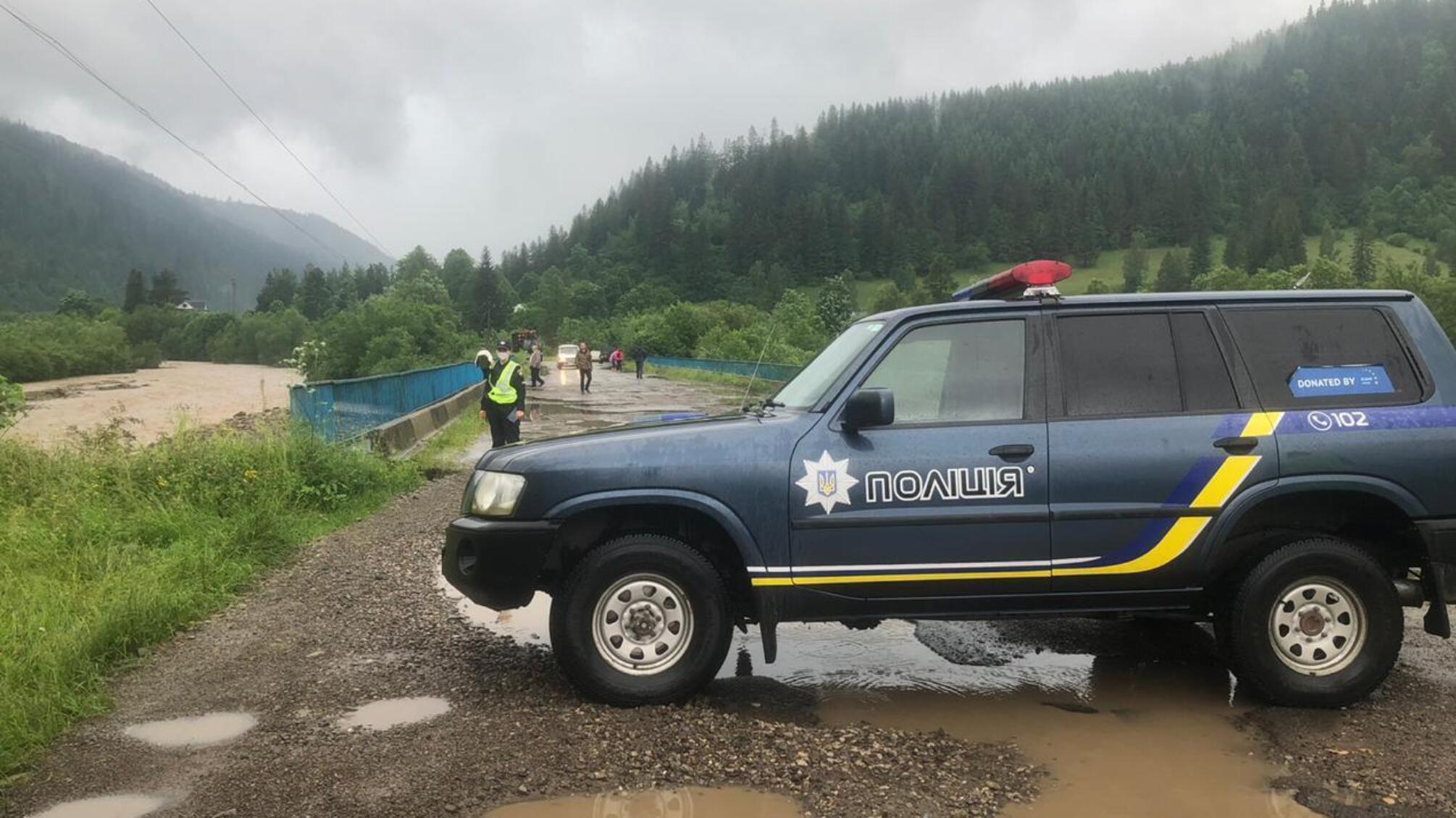 Поліцейські з рятувальниками продовжують ліквідовувати наслідки негоди на Івано-Франківщині