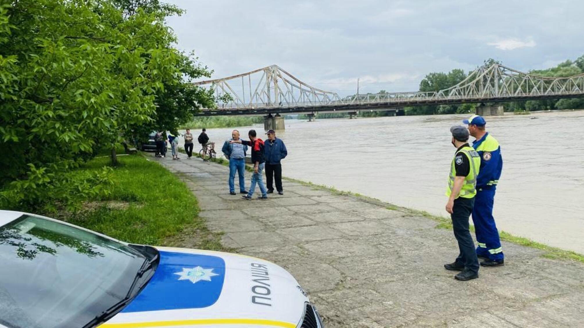На Прикарпатті поліція посилено працює над ліквідацією наслідків негоди