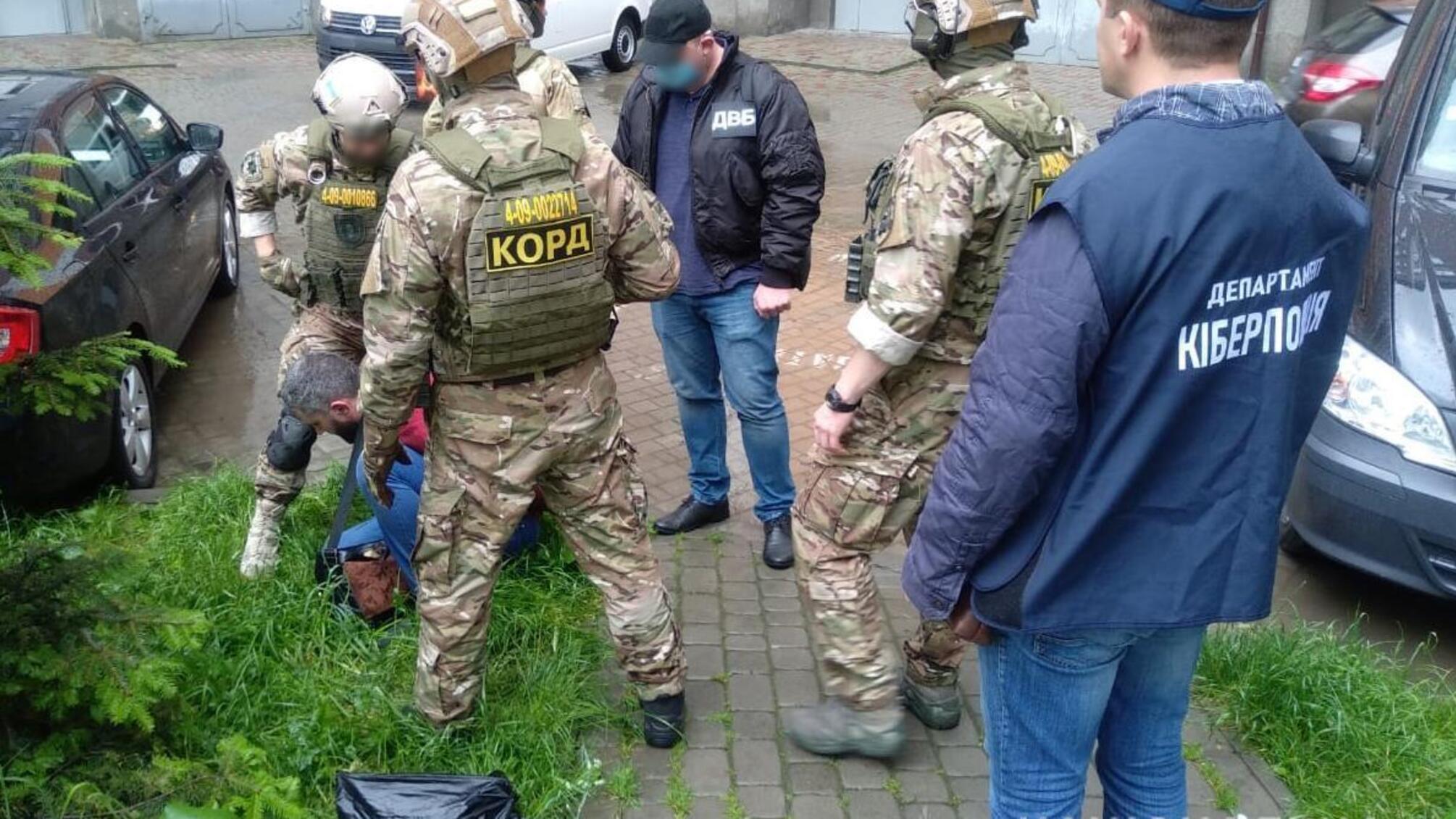 На Прикарпатті поліція викрила псевдокопа-шахрая, який ошукав людей на 400 тисяч гривень