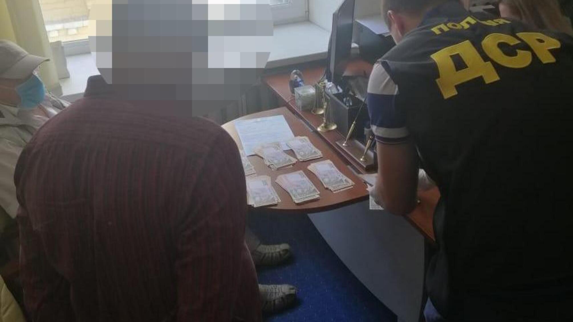 У Києві поліцейські затримали проректора університету на хабарі у 220 тисяч гривень