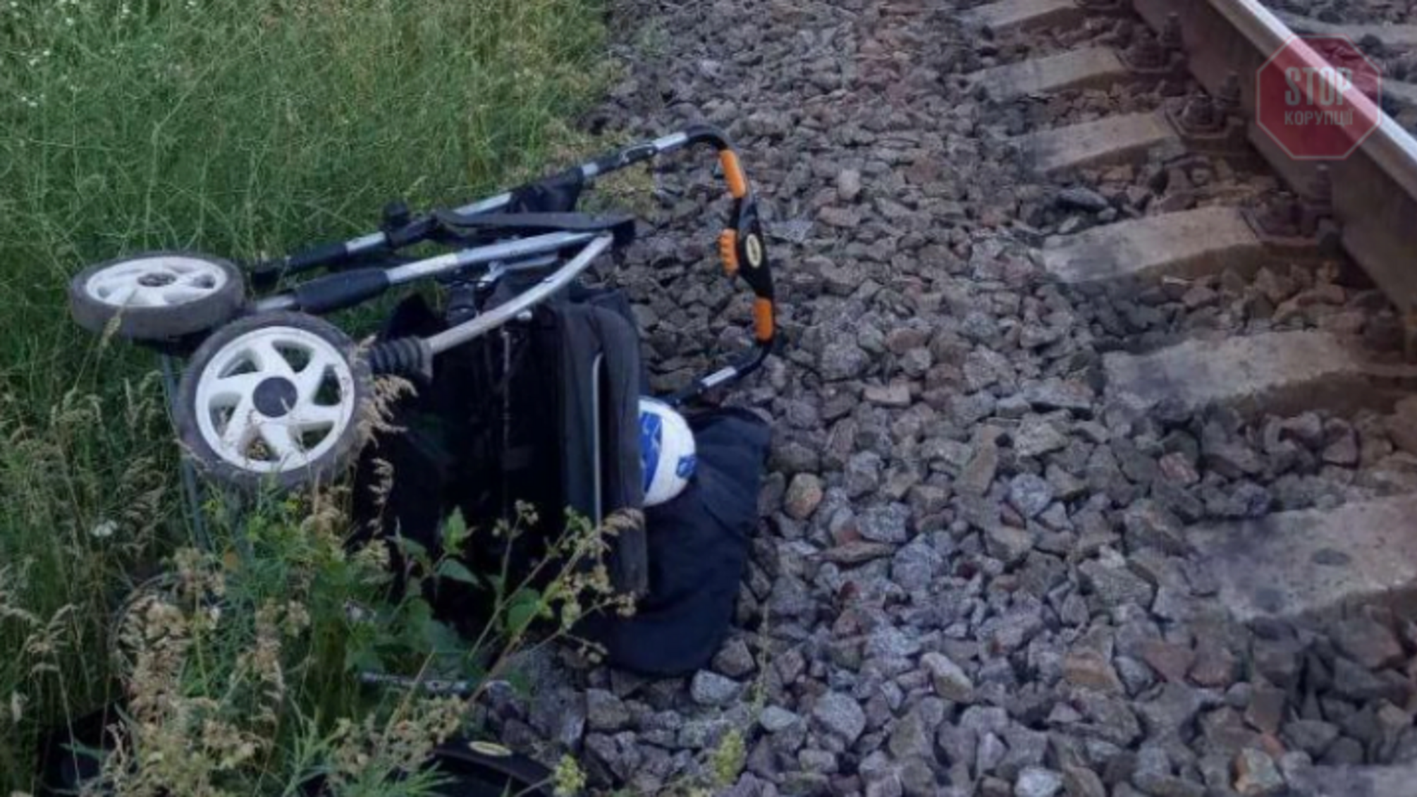 У Дніпрі поїзд збив коляску з дитиною (фото)