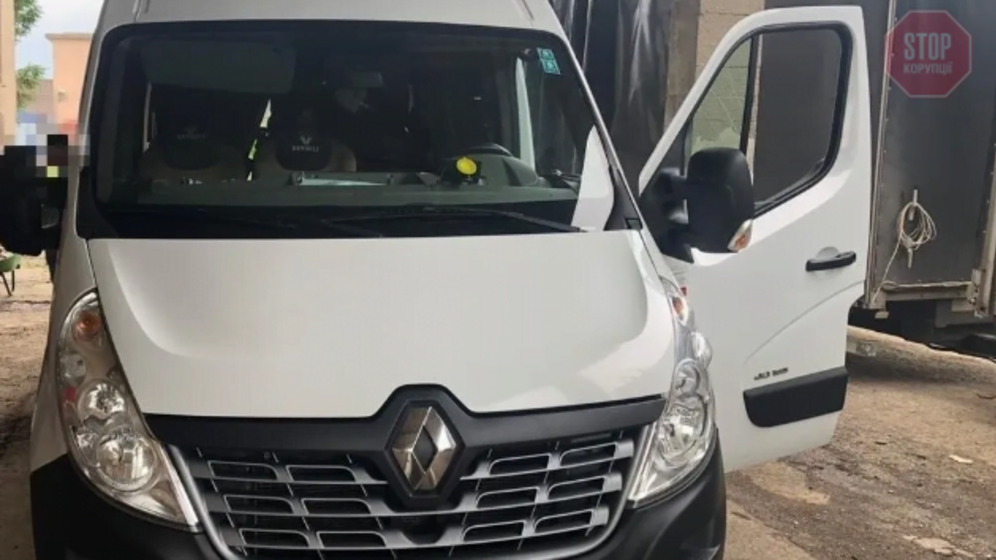 На Закарпатті у бусі, який віз заробітчан, виявили контрабанду (фото)