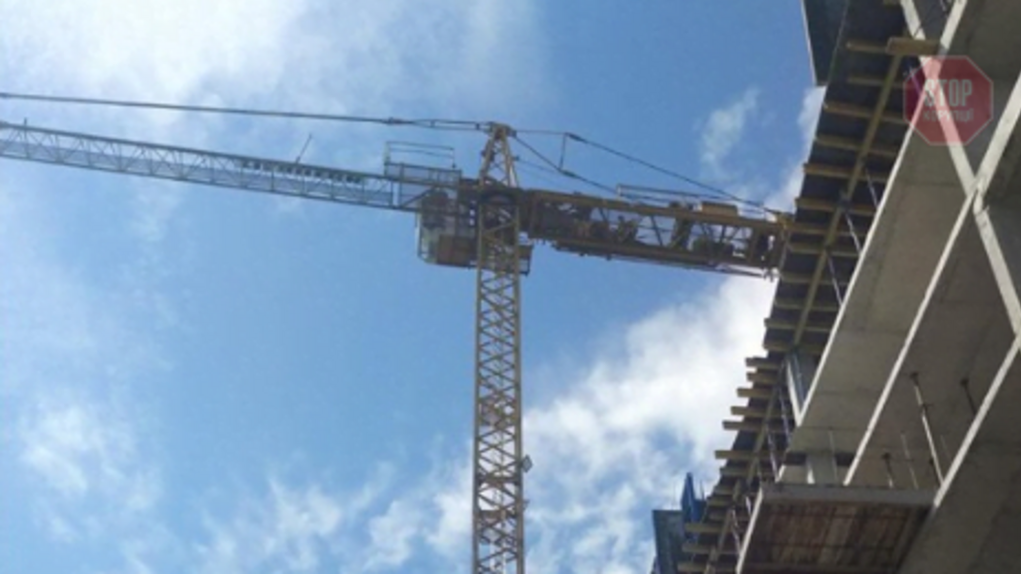У Львові врятували жінку з 30-метрового крану (фото)
