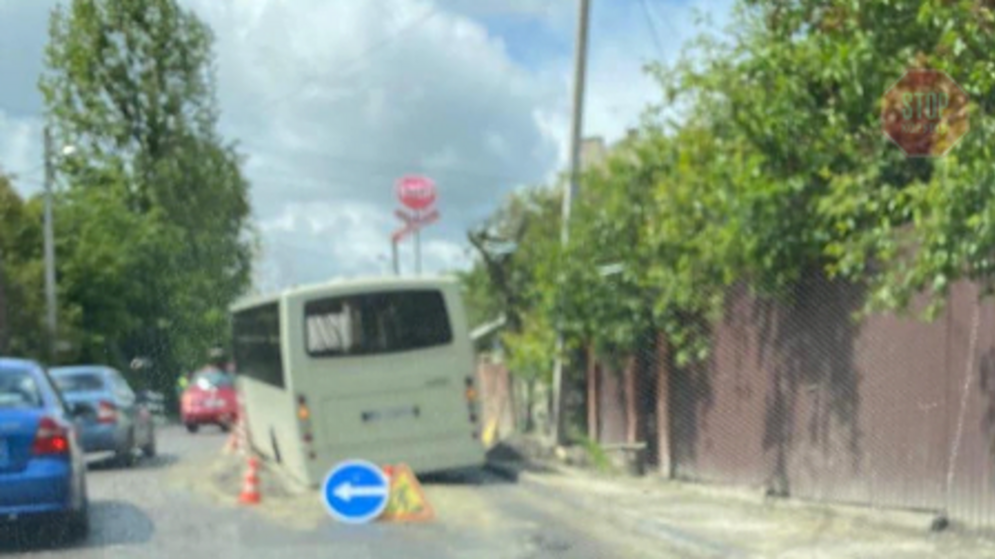 У Львові автобус провалився під землю (фото)