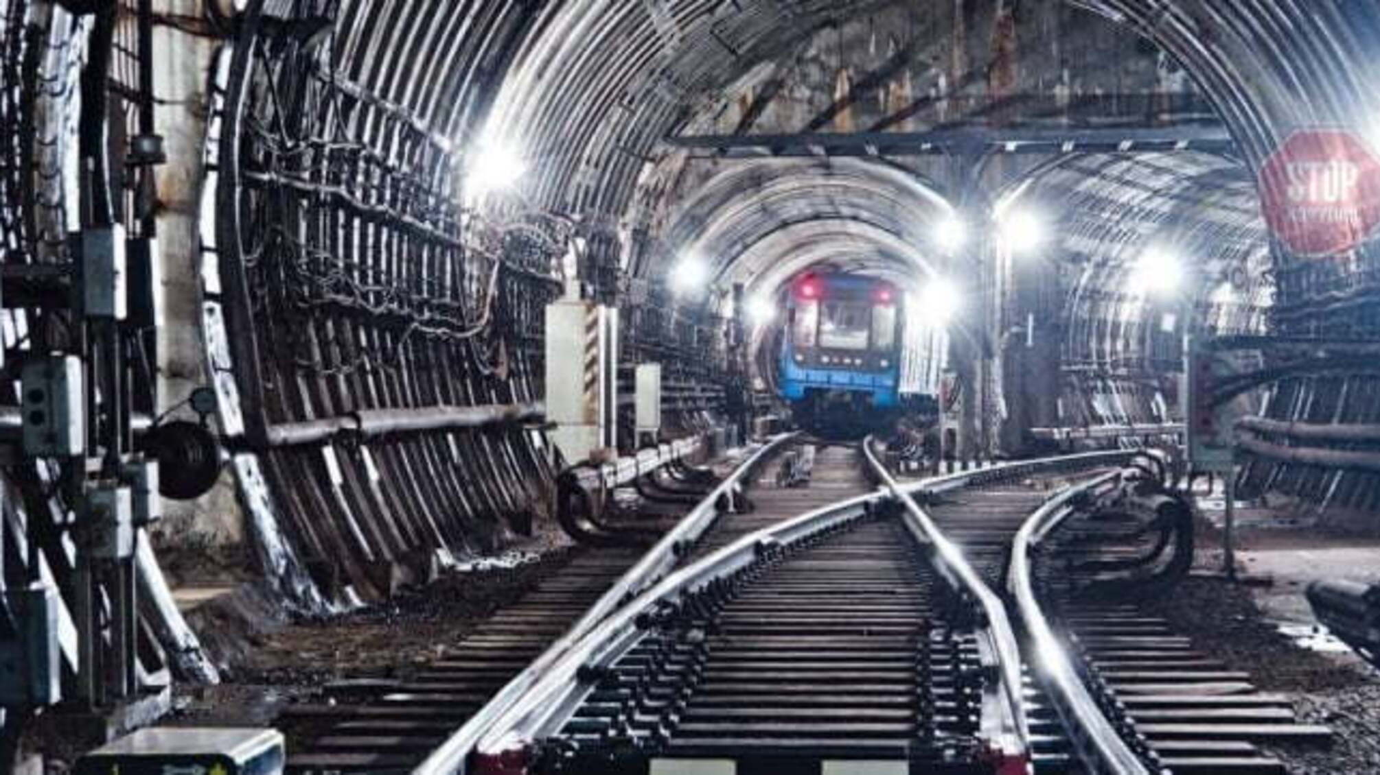 У Києві чоловік порізав собі живіт у тунелі метро