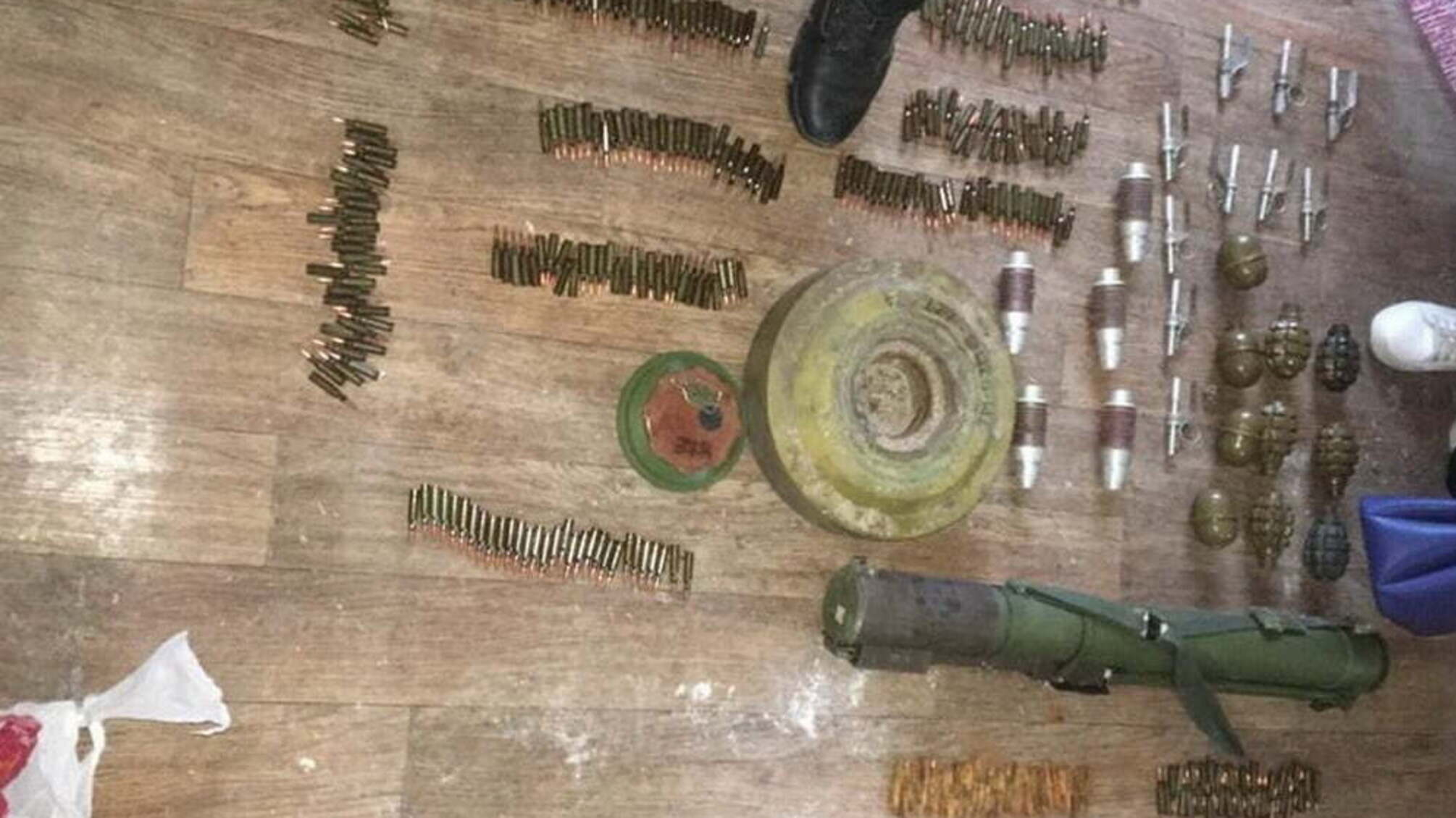 На Донеччині СБУ виявила у бойовика арсенал з протитанковою міною, гранатами та боєприпасами
