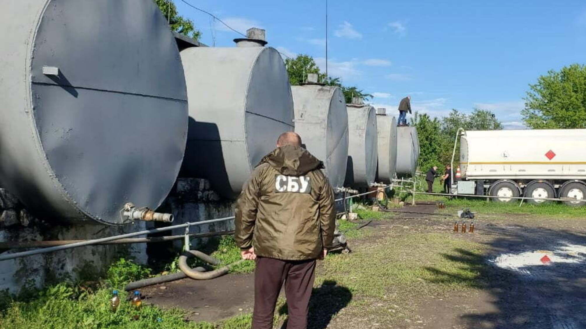 СБУ блокувала небезпечне виробництво контрафактного пального, що призвело до забруднення води на Буковині