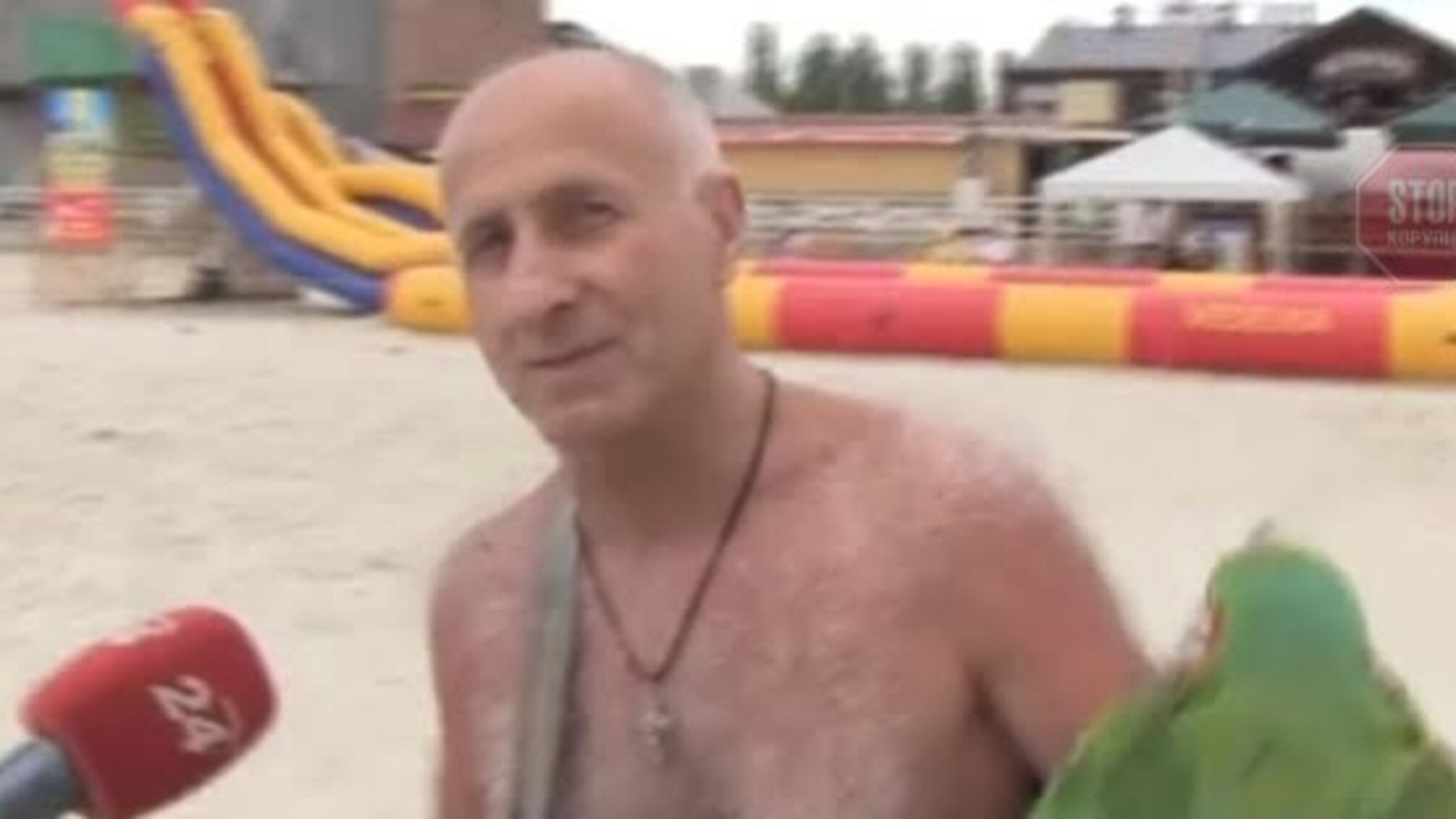 На Херсонщині журналістці вибили мікрофон (відео)