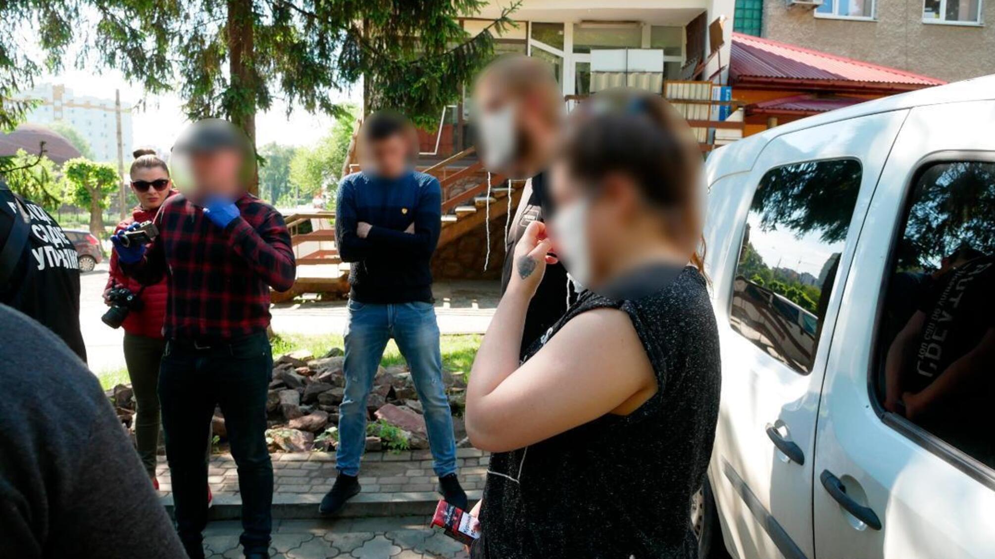 Буковинські поліцейські затримали групу наркоторговців та вилучили наркотиків на понад 1 мільйон гривень