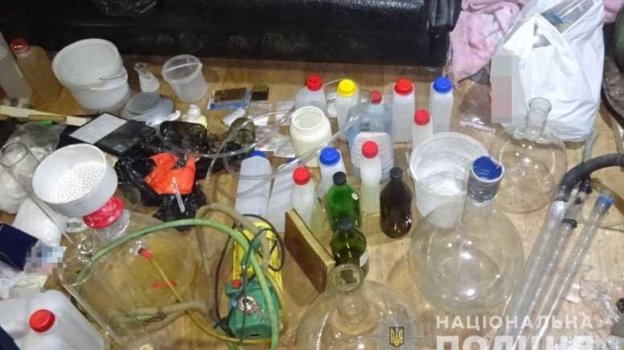 Слідчі поліції Києва повідомили про підозру чоловіку, який у гаражі облаштував нарколабораторію
