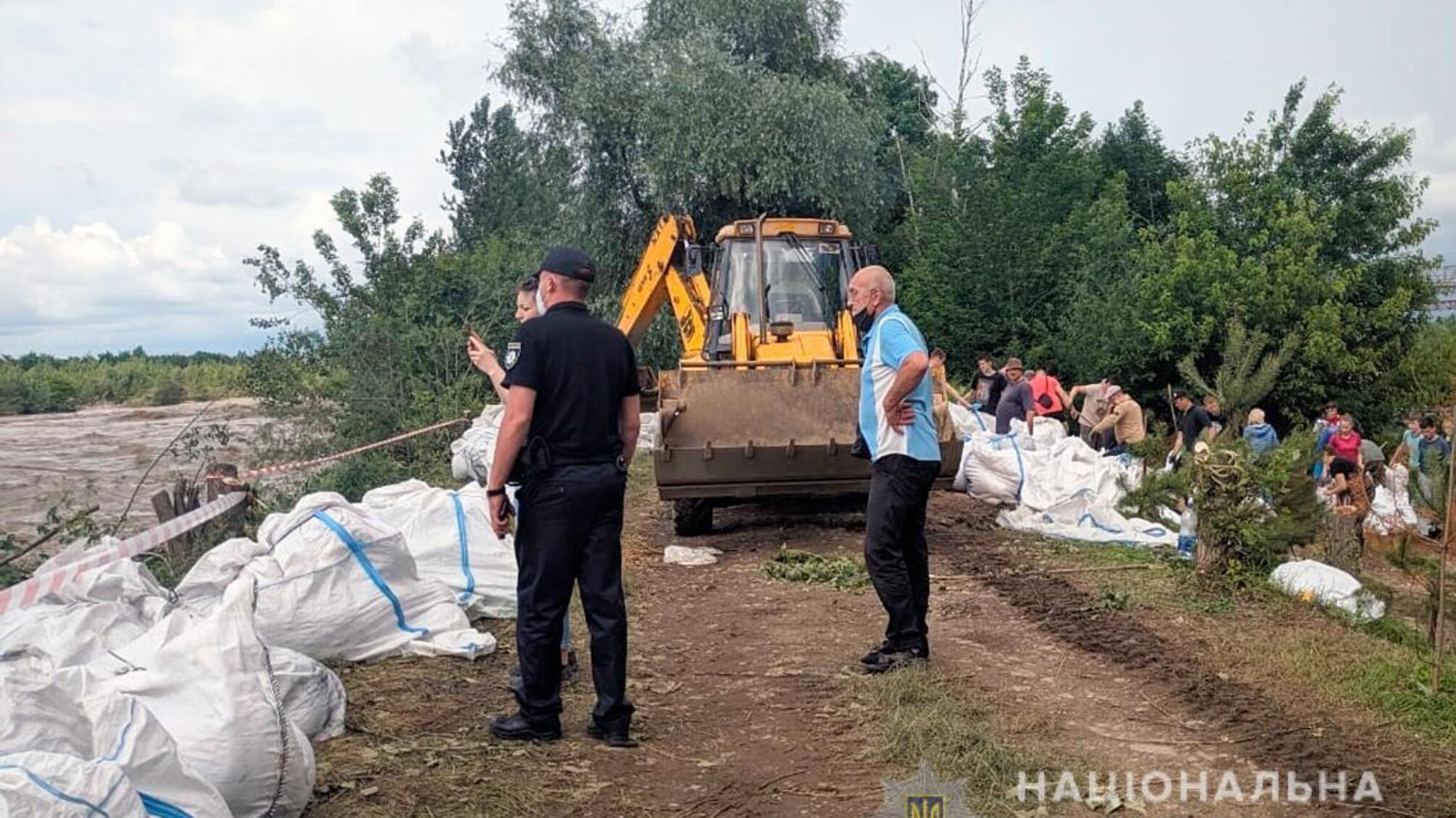 На Буковині правоохоронці цілодобово допомагають населенню долати наслідки стихії