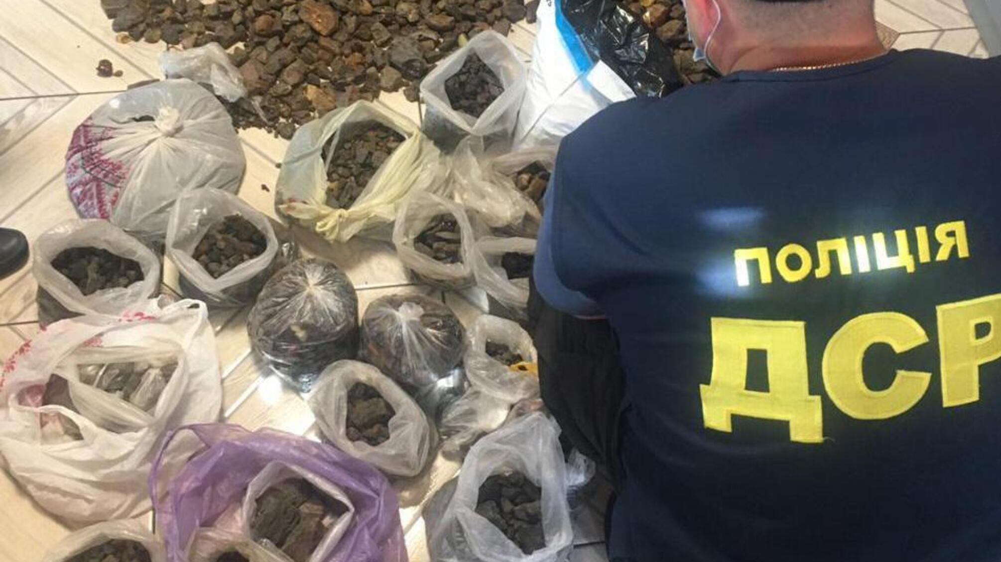 На Рівненщині поліцейські вилучили 142 кілограми незаконно добутого бурштину