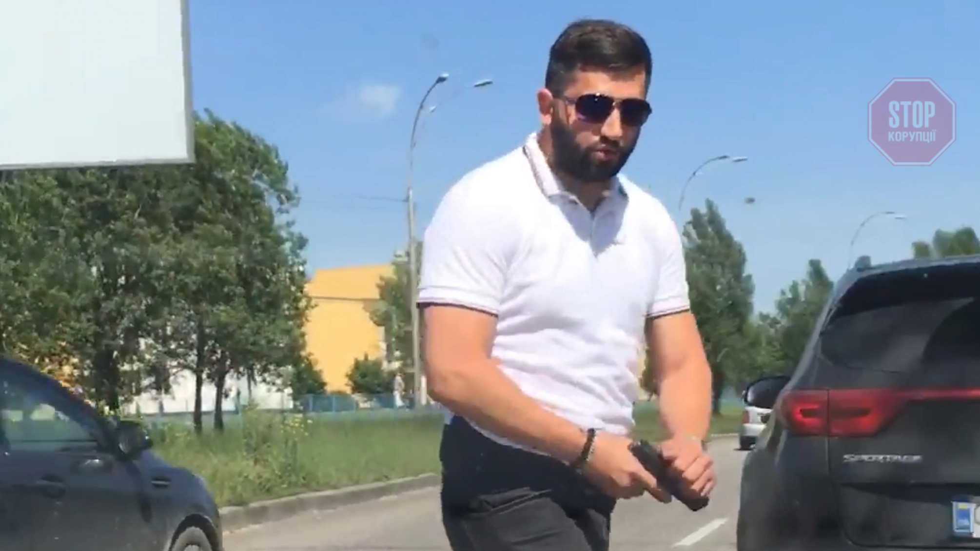 Охоронець екснардепа Ляшка на дорозі влаштував розборки з пістолетом (відео)