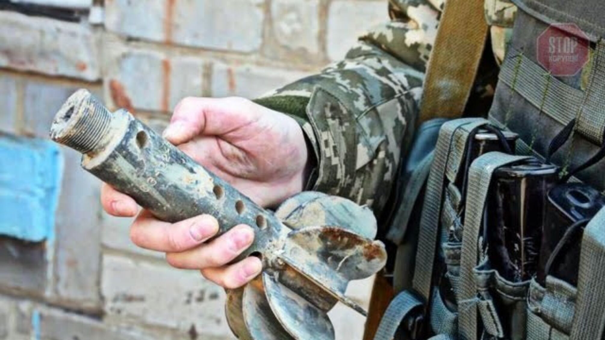 На Донбасі бойовики поранили військового