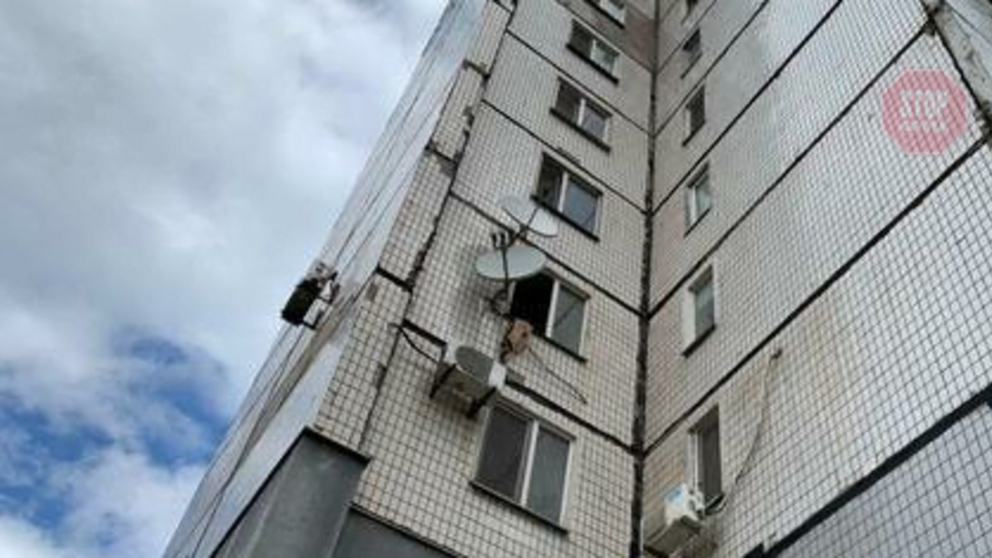 Хотів спуститися по мотузці з простирадл: на Дніпропетровщині чоловік зірвався з 4 поверху (фото)