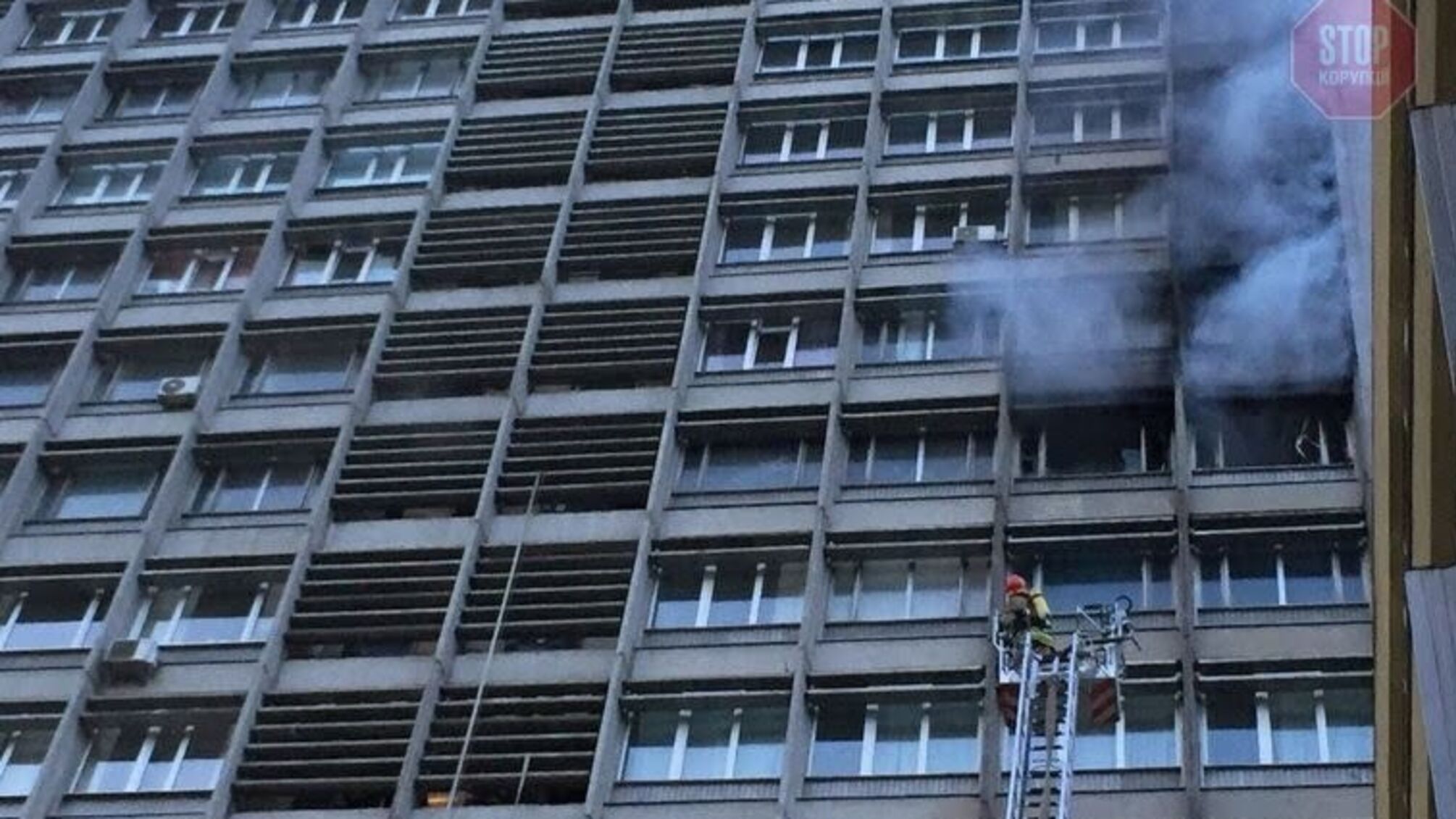 У Києві палає будівля 'Київпроекту' (фото, відео)