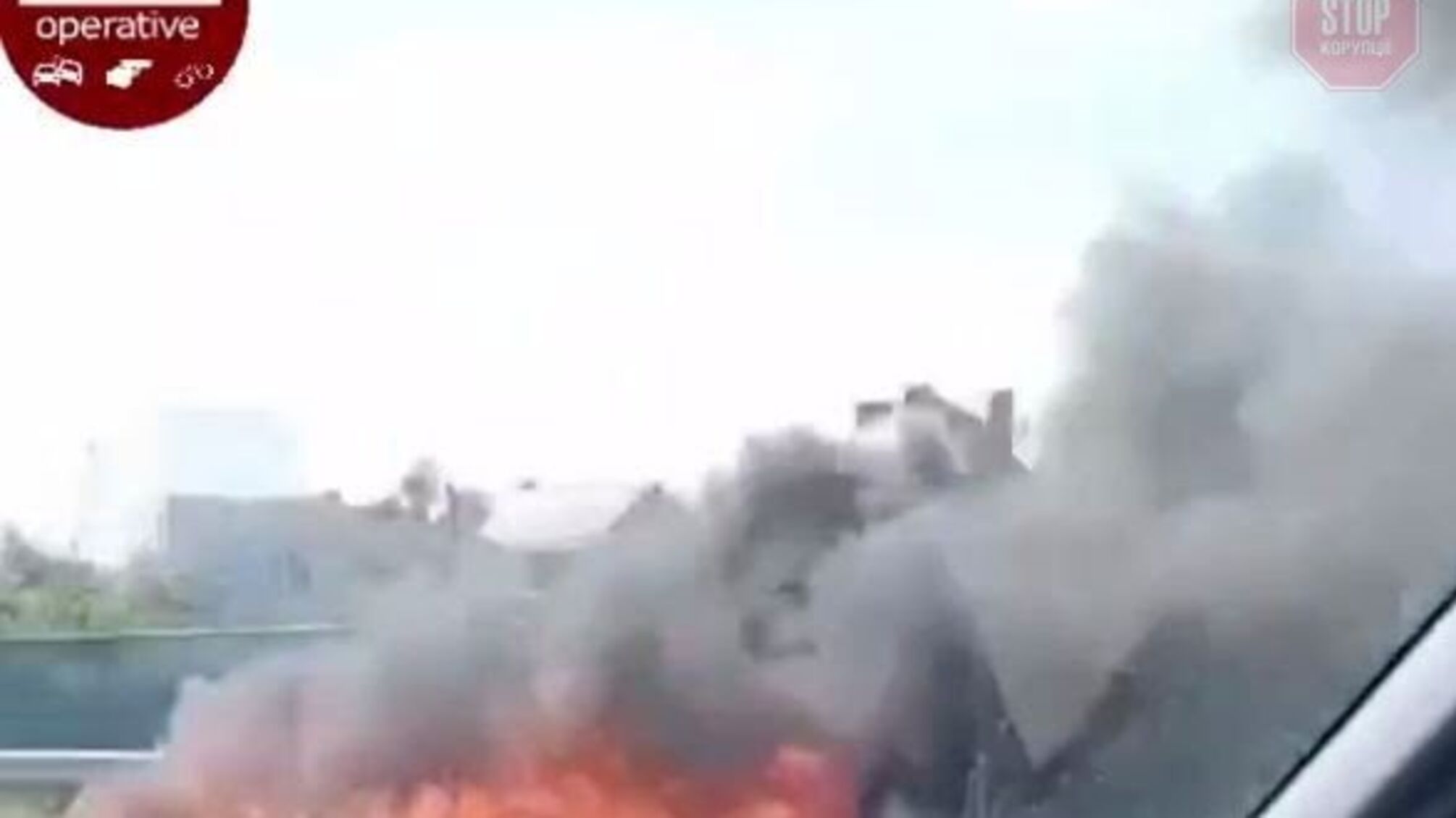 На Київщині просто на дорозі загорілась автівка (відео)