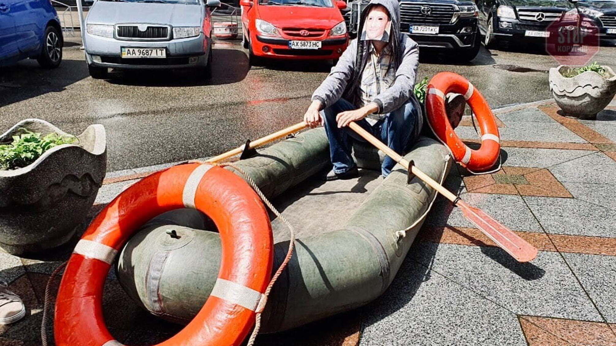 'Потопимо все!' Активісти 'Стоп корупції' привезли човен до комітетів ВР через очільника Дунайського пароплавства Хомякова