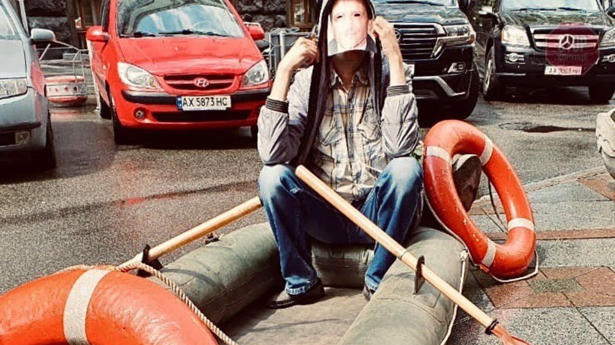 На човні у центрі столиці. Креативний флешмоб біля ВР через проблеми Дунайського пароплавства