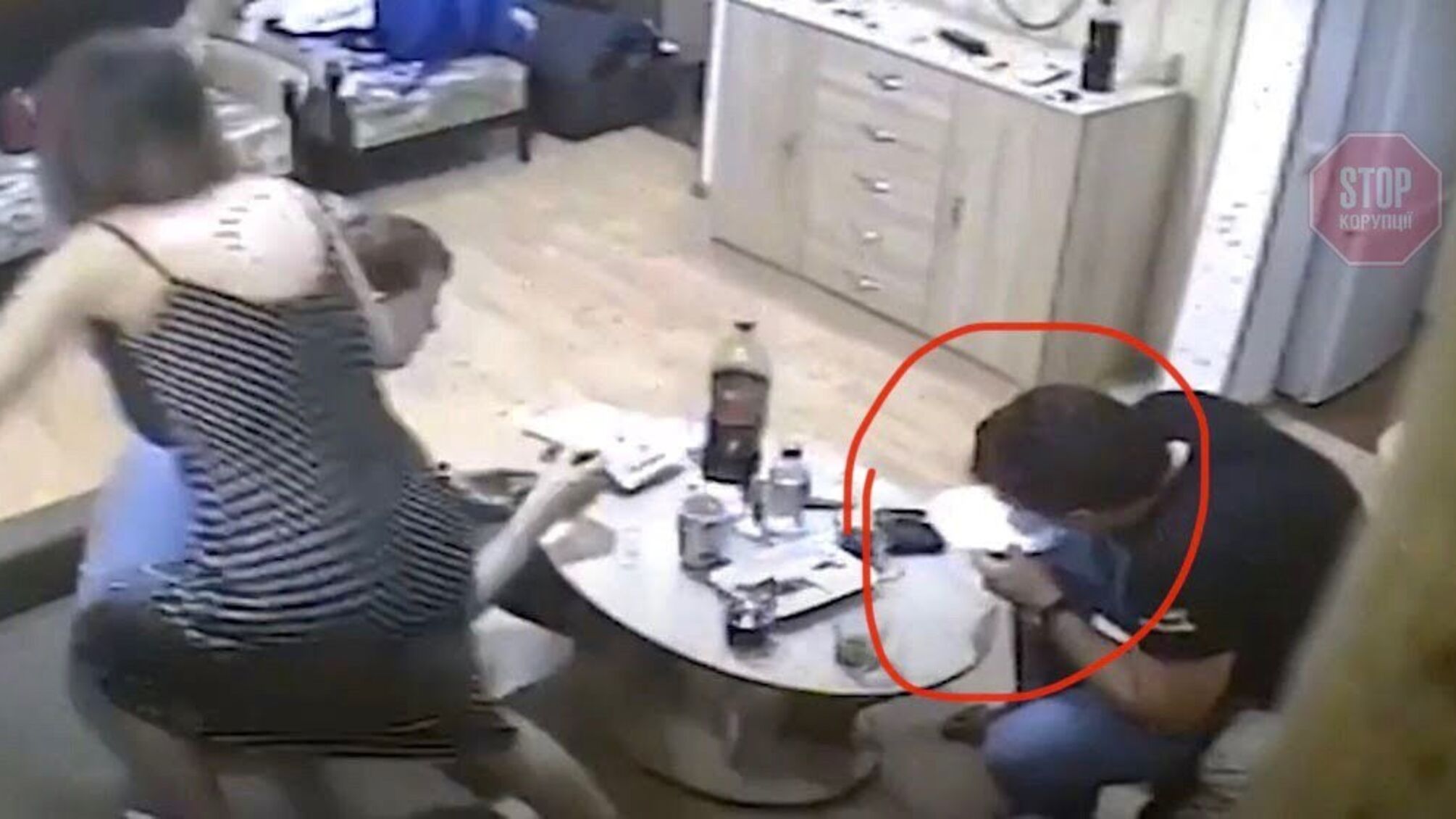 Чоловік, схожий на радника міністра Криклія Віктор Довгань, вживав білий порошок – відео